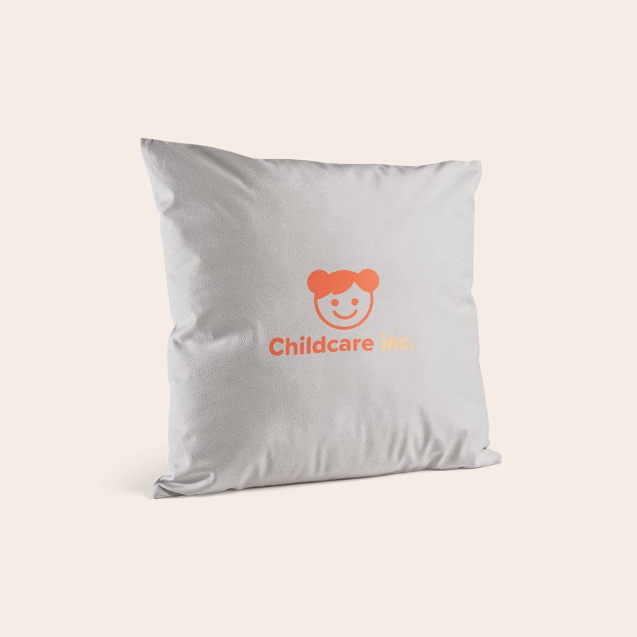 Perne și cutii de perne personalizate Pernă personalizată foarte moale, gri deschis, imprimată cu un logo portocaliu și textul Childcare Inc.