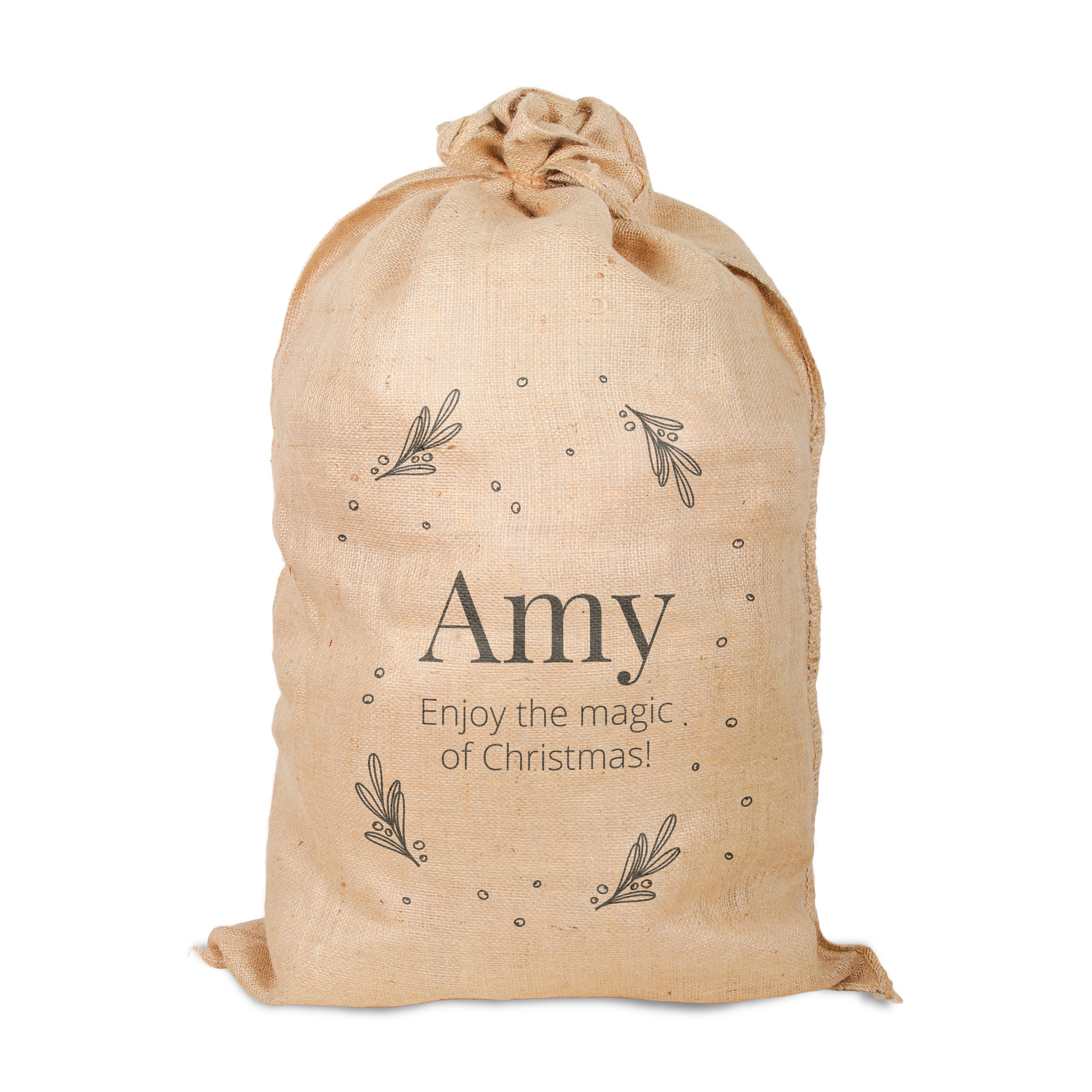 Sacco di iuta personalizzabile con nome Amy e scritta Enjoy the magic of Christmas, stampato con rametti e bacche festive per regali di Natale.
