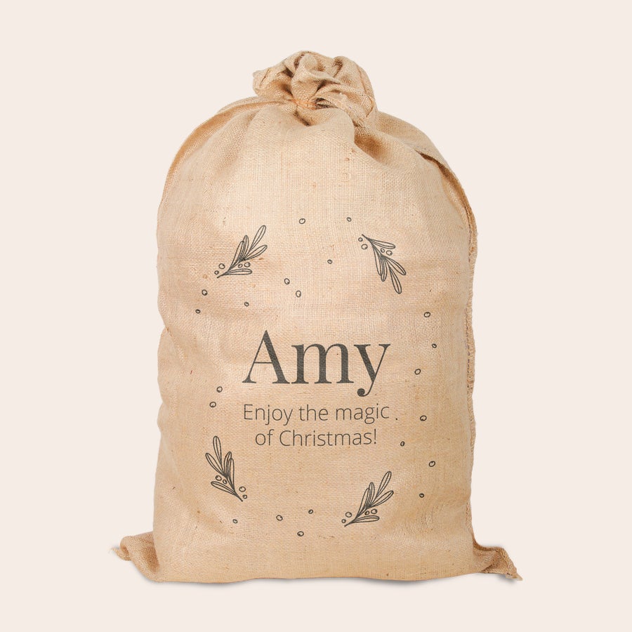 Saco de Navidad con nombre Saco de Navidad de yute personalizado con nombre "Amy" y el texto "Enjoy the magic of Christmas" impreso.