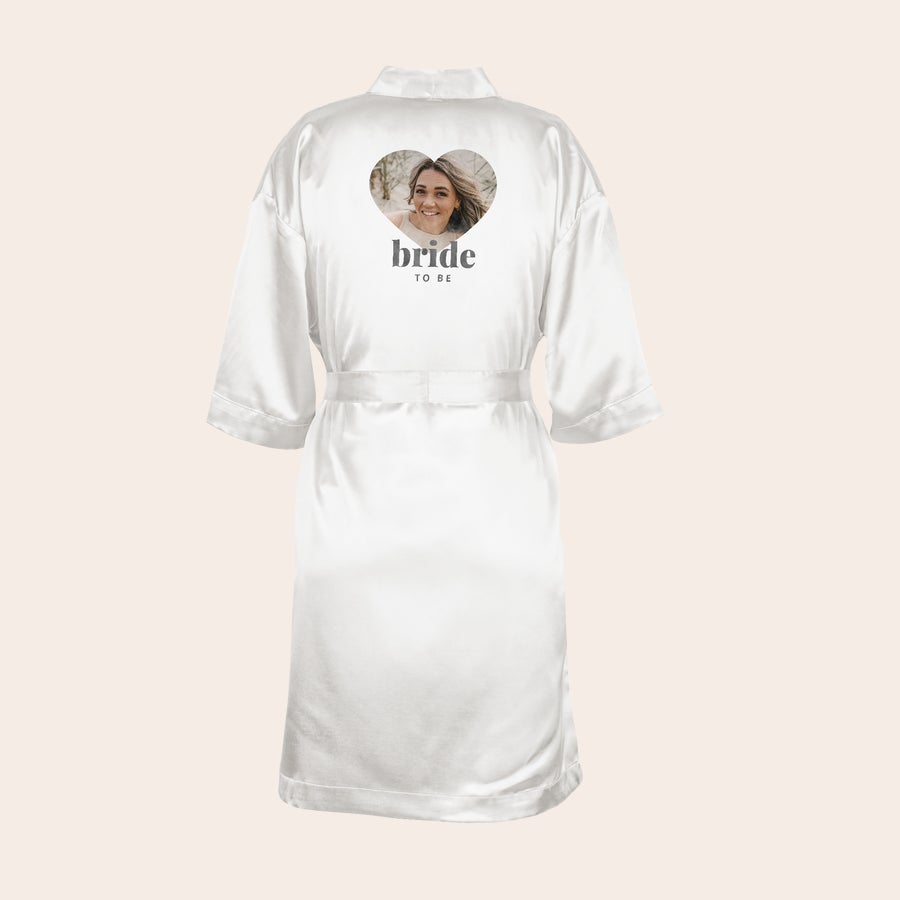 Kimono personalizat Kimono alb de satin, imprimat cu o poză personalizată în formă de inimă și textul bride to be.