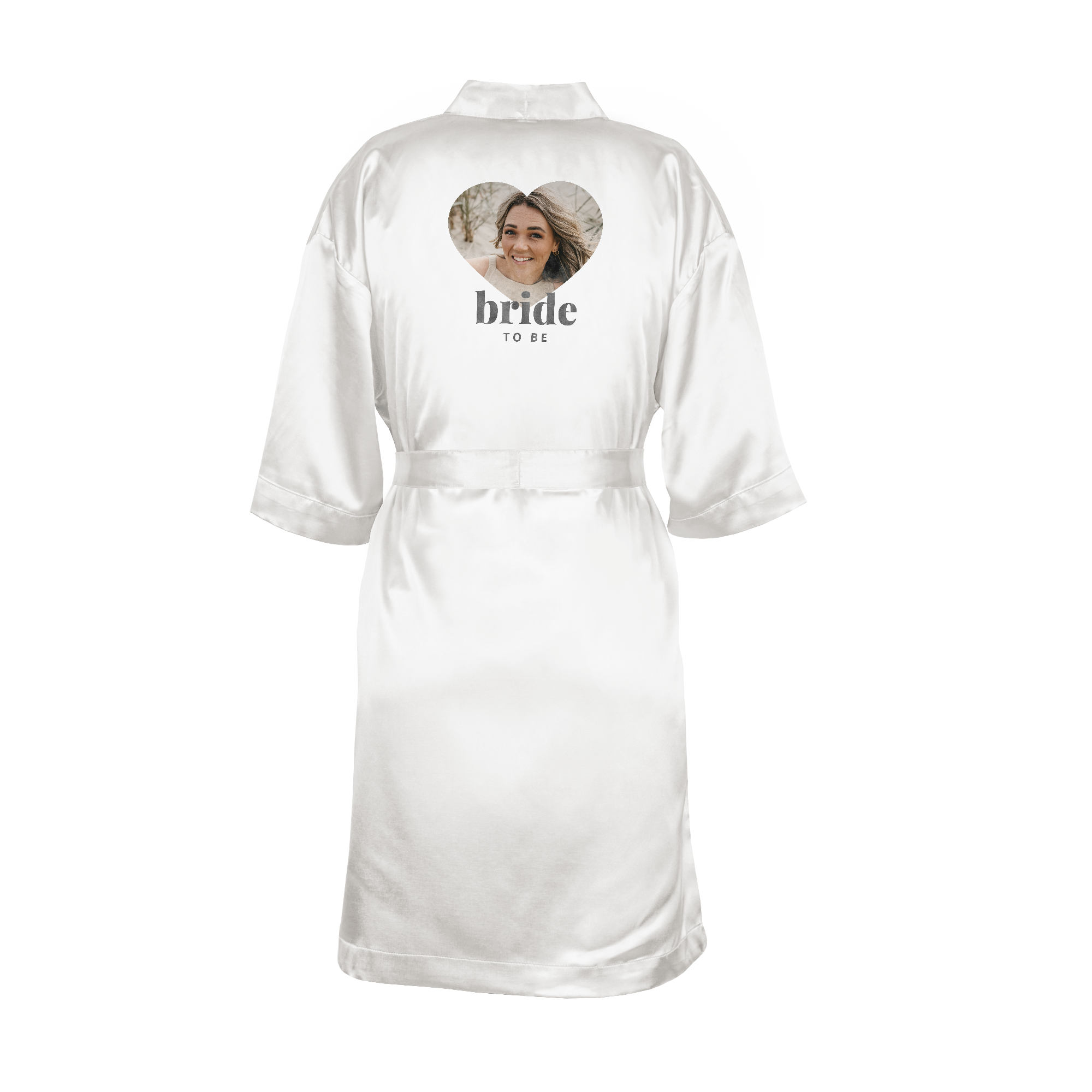 Kimono alb de satin, imprimat cu o poză personalizată în formă de inimă și textul bride to be.