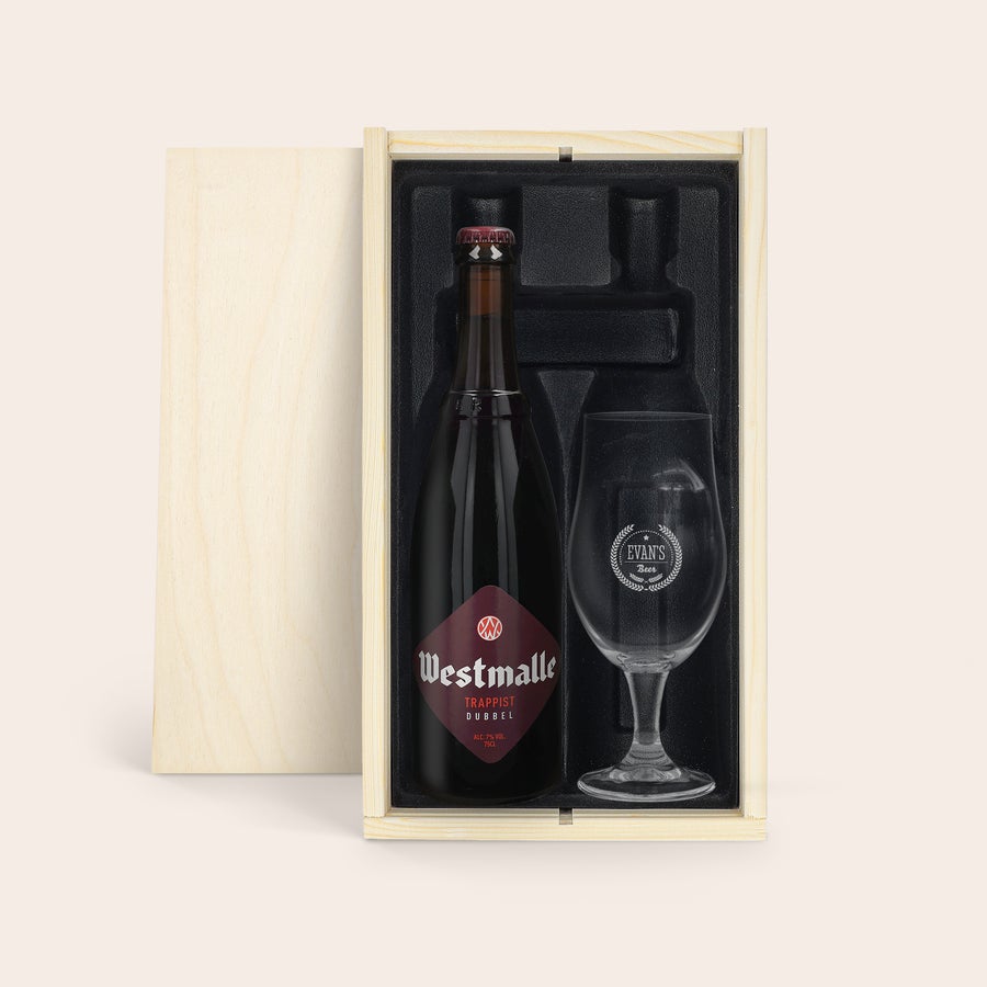 Personalizowany zestaw  piw - Westmalle Dubbel i Tripel Zestaw upominkowy do piwa z butelką Westmalle i wygrawerowanym szkłem Evan's Beer, personalizowany imieniem w drewnianym pudełku