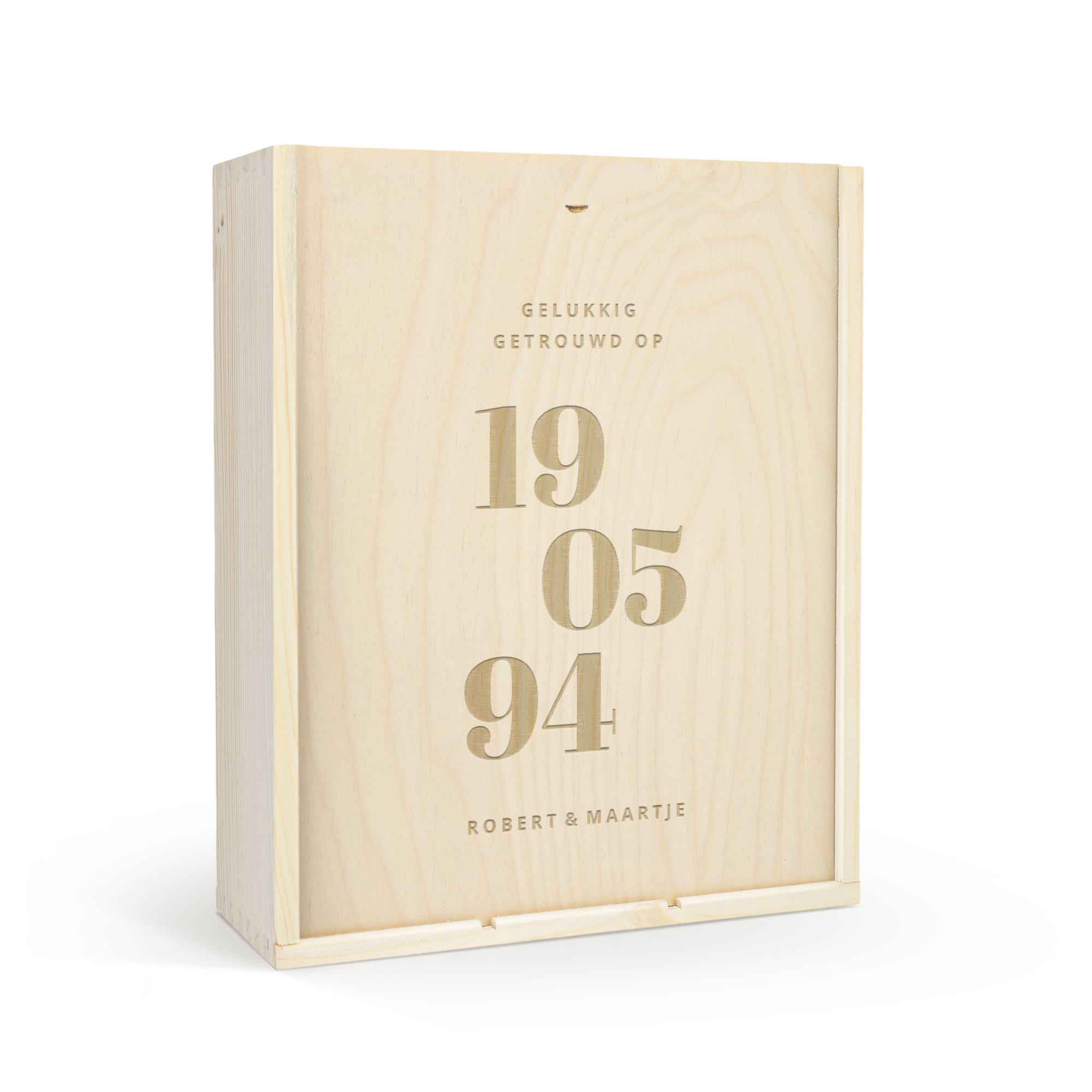 Houten wijnpakket met gegraveerde deksel, tekst "Gelukkig getrouwd op 19 05 94 Robert & Maartje"