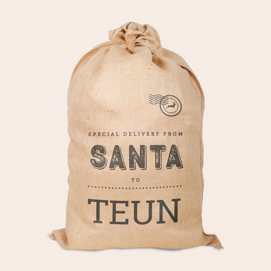 Jute kerstzak met naam bedrukt Jute kerstzak bedrukt met "Special Delivery from Santa to TEUN" en een postzegel met rendier.