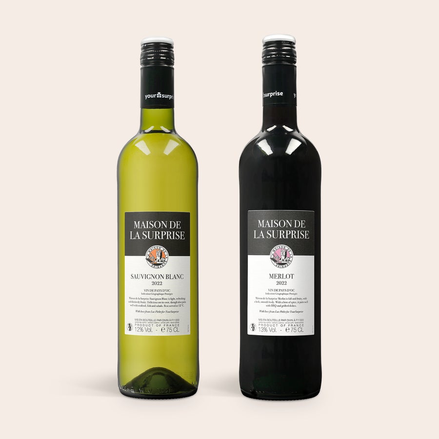 Confezione Vino Personalizzato Maison de la Surprise Bottiglie di vino bianco e rosso Maison de la Surprise con etichetta personalizzata, Regala un set da vino Maison de la Surprise in una cassettina incisa