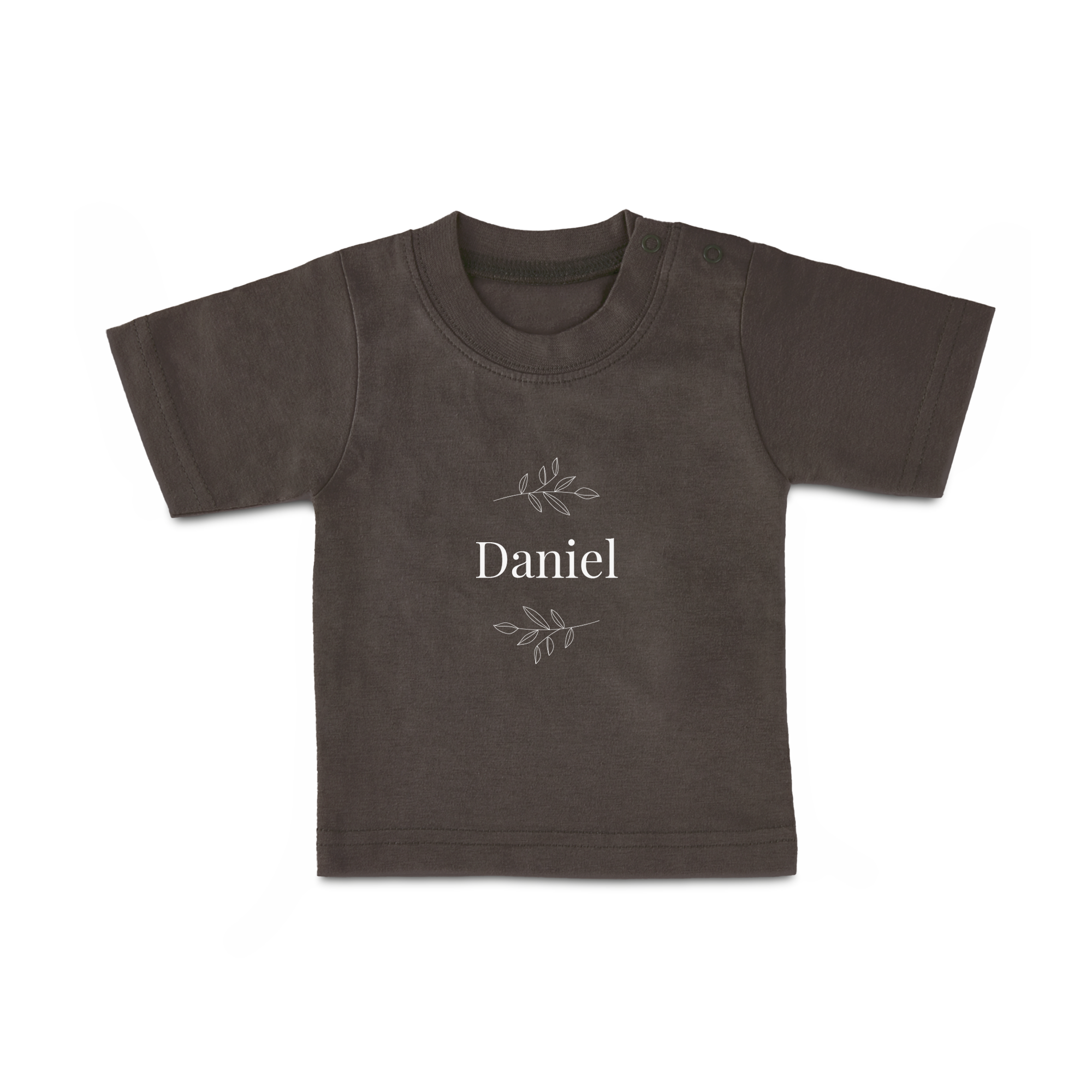 Camiseta de bebé marrón personalizada con el nombre "Daniel" impreso en blanco, rodeado de ramas. Tu bebé tendrá un super estilo.