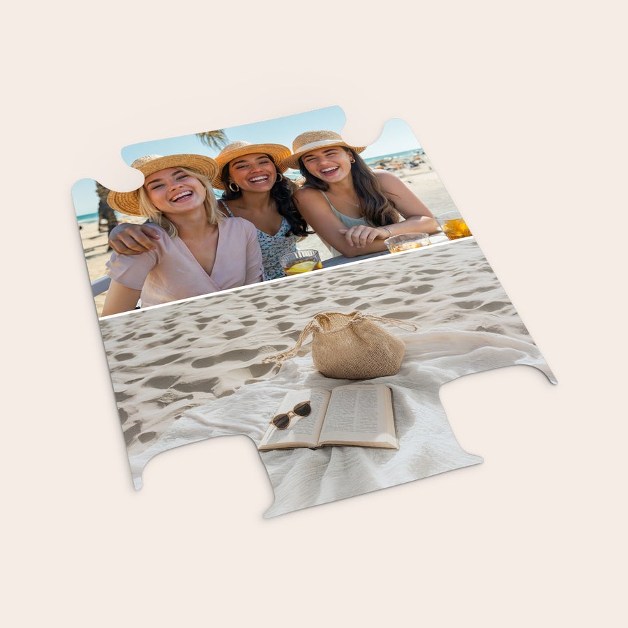 Koffer Extra Inlay Personalisierter Fotokoffer – Austauschbare Frontverkleidung mit Ihrem eigenen Foto, zeigt drei Frauen am Strand und einen Strandkorb mit Buch.