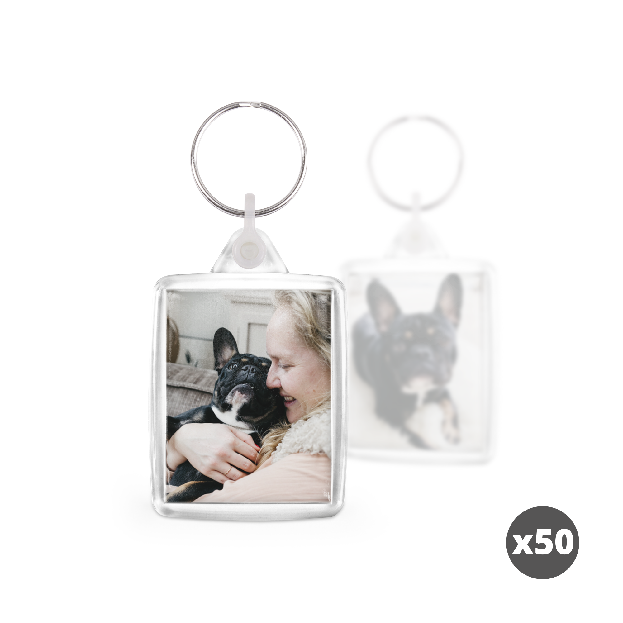Et sett med 50 personlige nøkkelringer med trykk på begge sider, med bilder av en kvinne og hund.