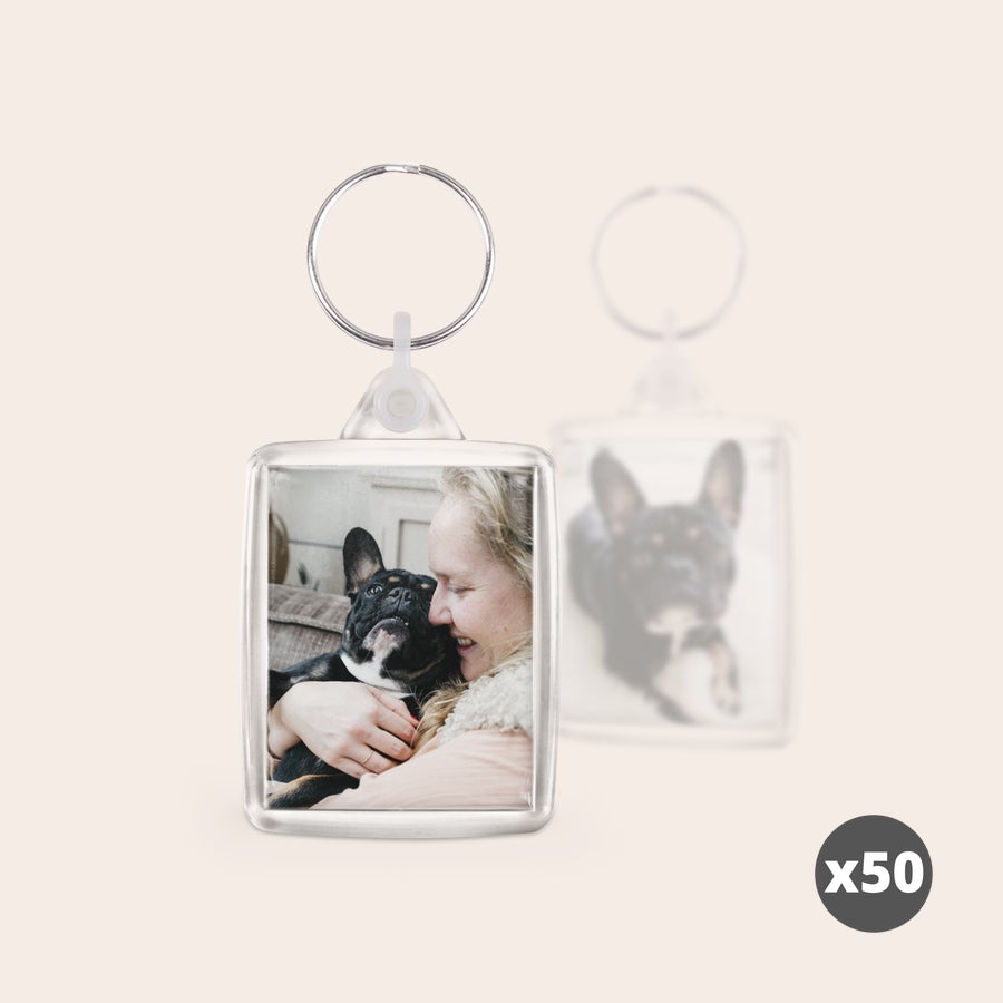 Uppsättning med nyckelringar med tryck Personliga nyckelringar med tryckt foto av en kvinna som kramar en mops i 50-pack