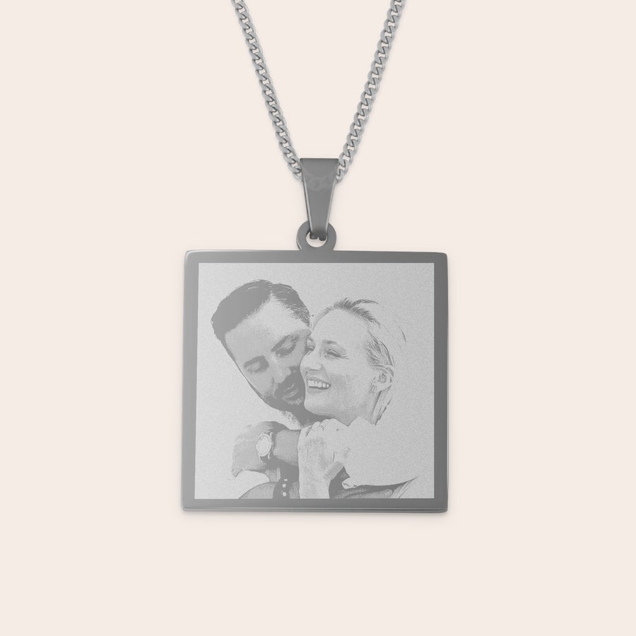 Kette mit viereckigem Anhänger Kette mit viereckigem Anhänger