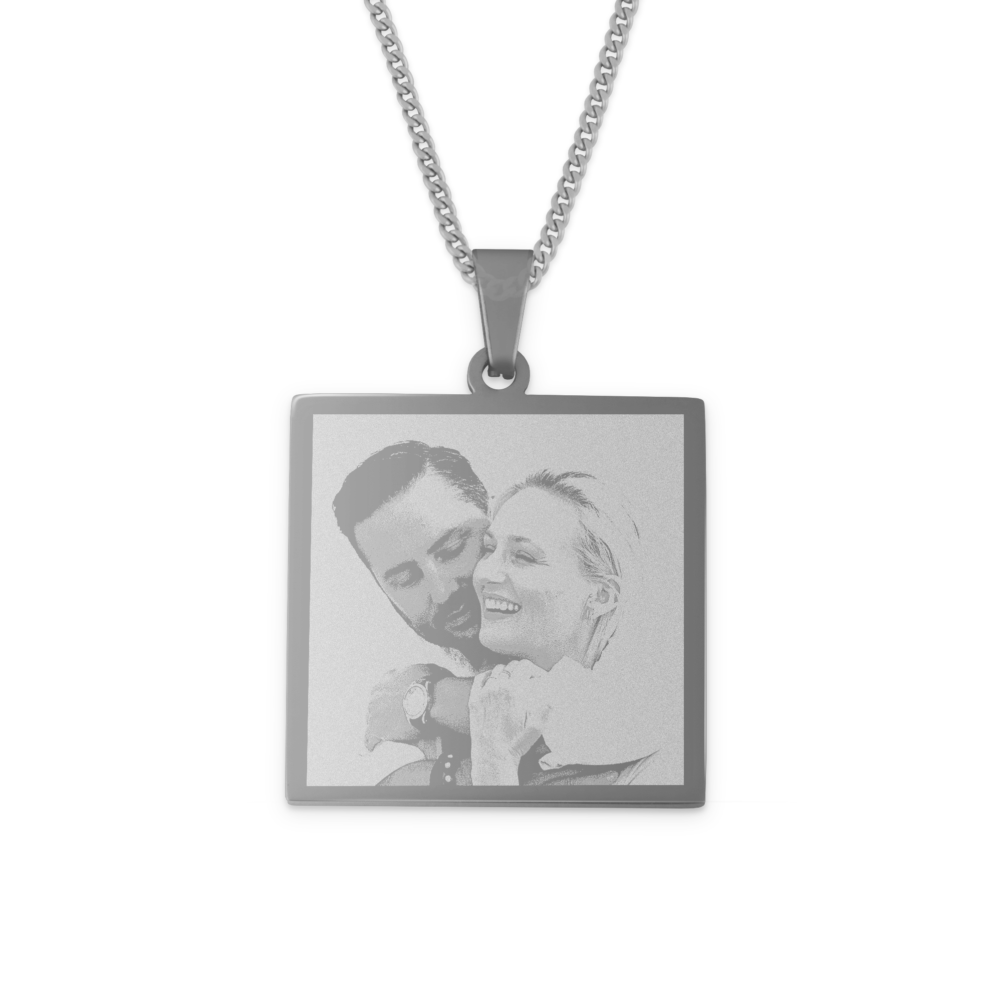 Zilverkleurige hanger met een hartverwarmend gegraveerde foto van een stel en gepersonaliseerde tekst op de achterkant