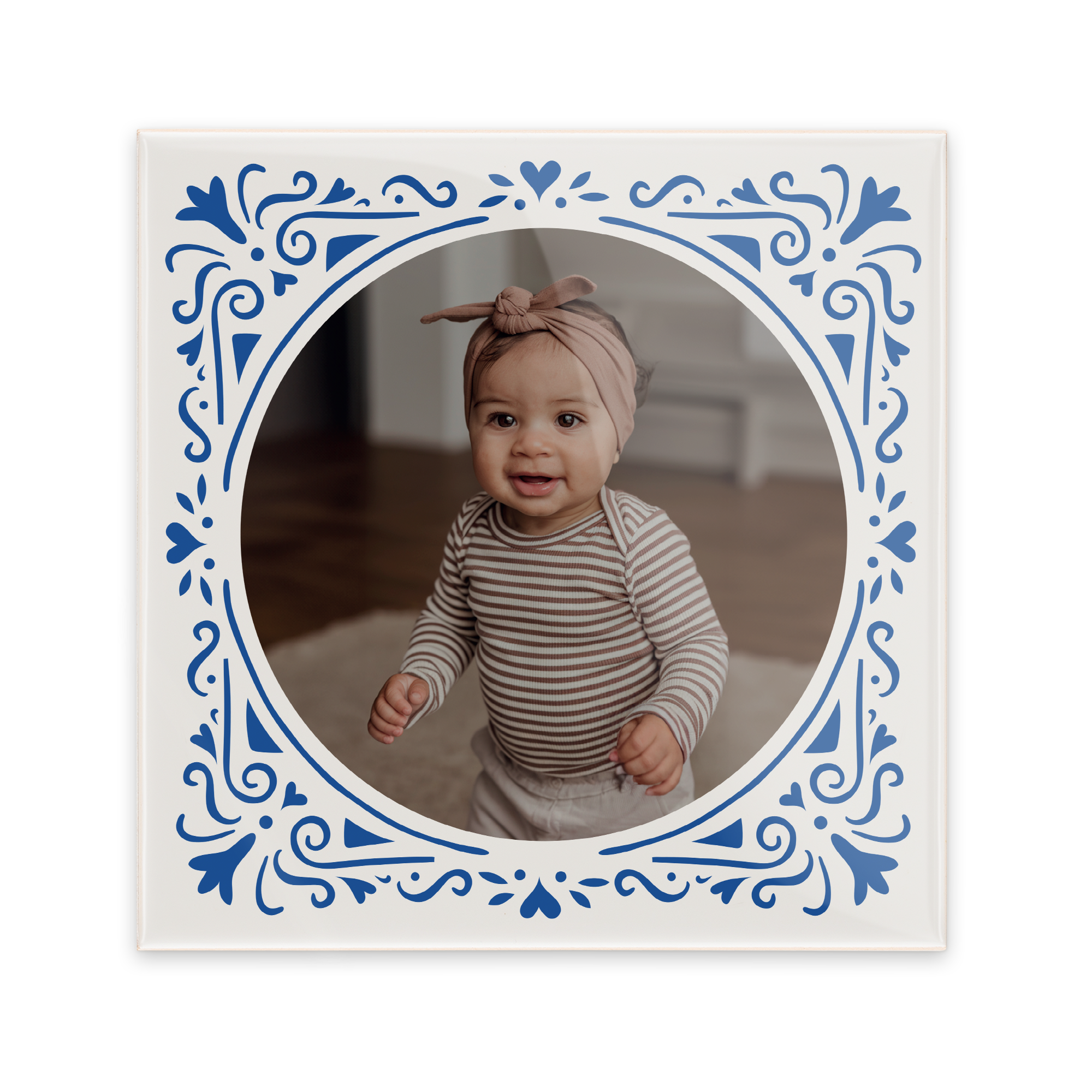 Azulejo de cerámica personalizable con una foto impresa de bebé sonriendo y un proverbio decorativo azul.