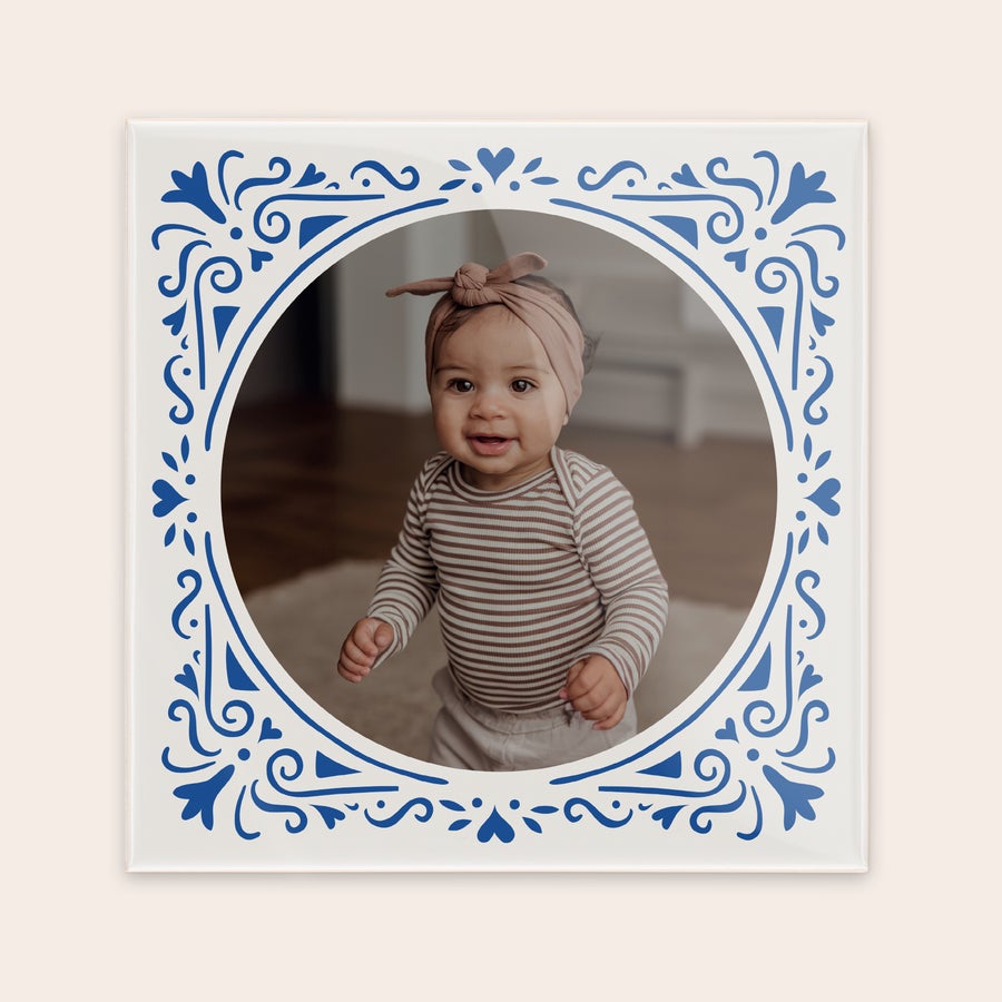 Azulejo de madera - Tradicional Azulejo de cerámica personalizable con una foto impresa de bebé sonriendo y un proverbio decorativo azul.