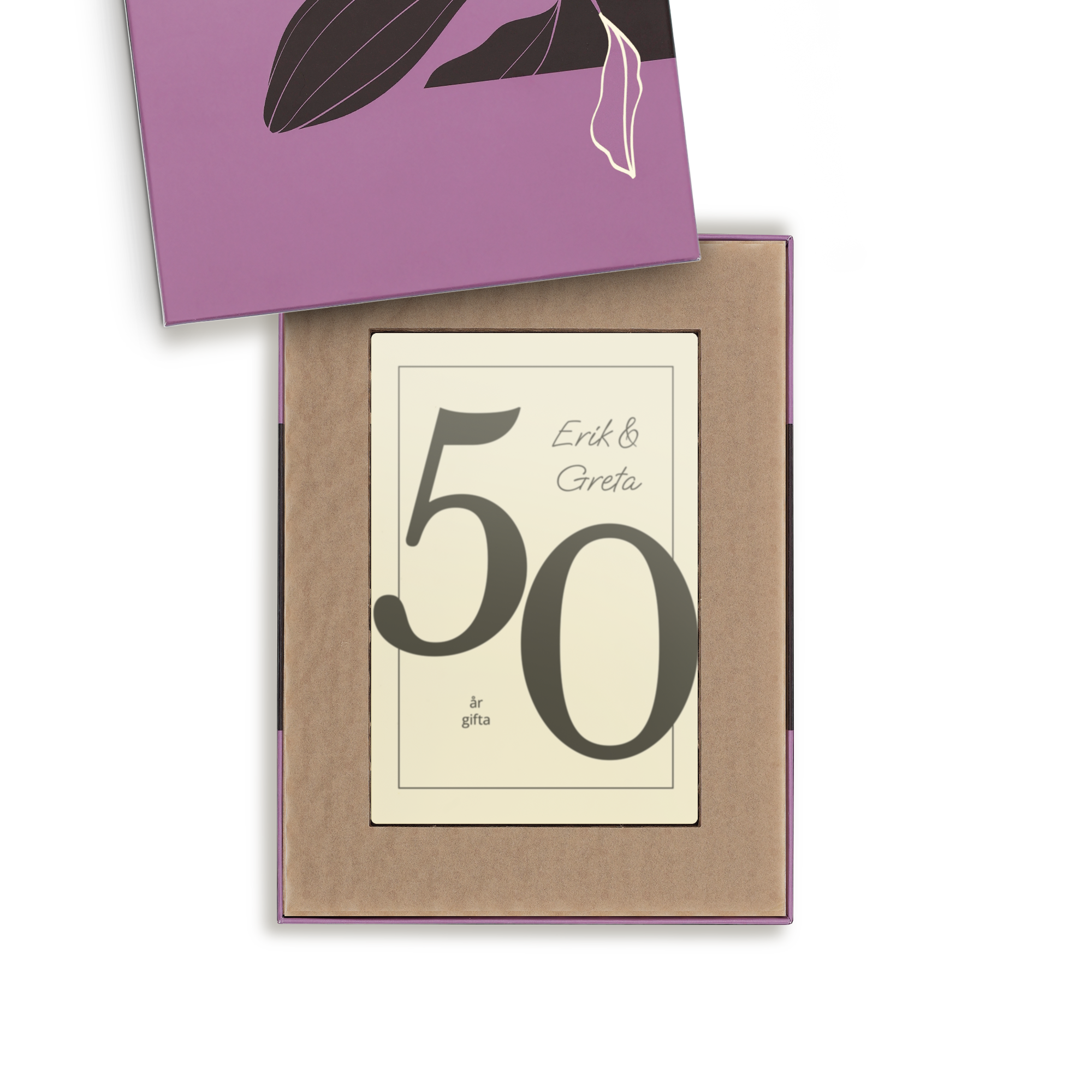 Personligt chokladbrev med trycket "Erik & Greta 50 år gifta" i vit och mjölkchoklad, i en lila presentask.