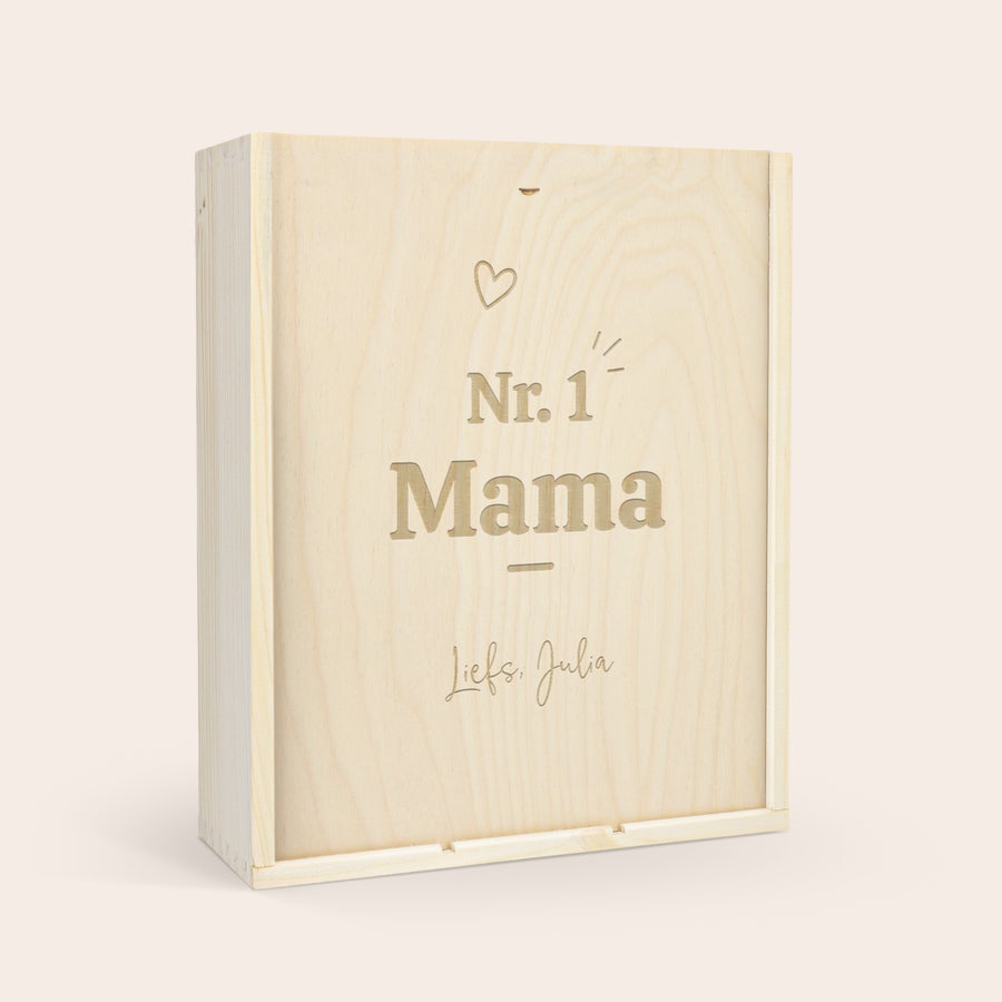 Gepersonaliseerde wijndoos Luxe houten kist met de tekst Nr 1 Mama en Liefs Julia, gegraveerd met naam.