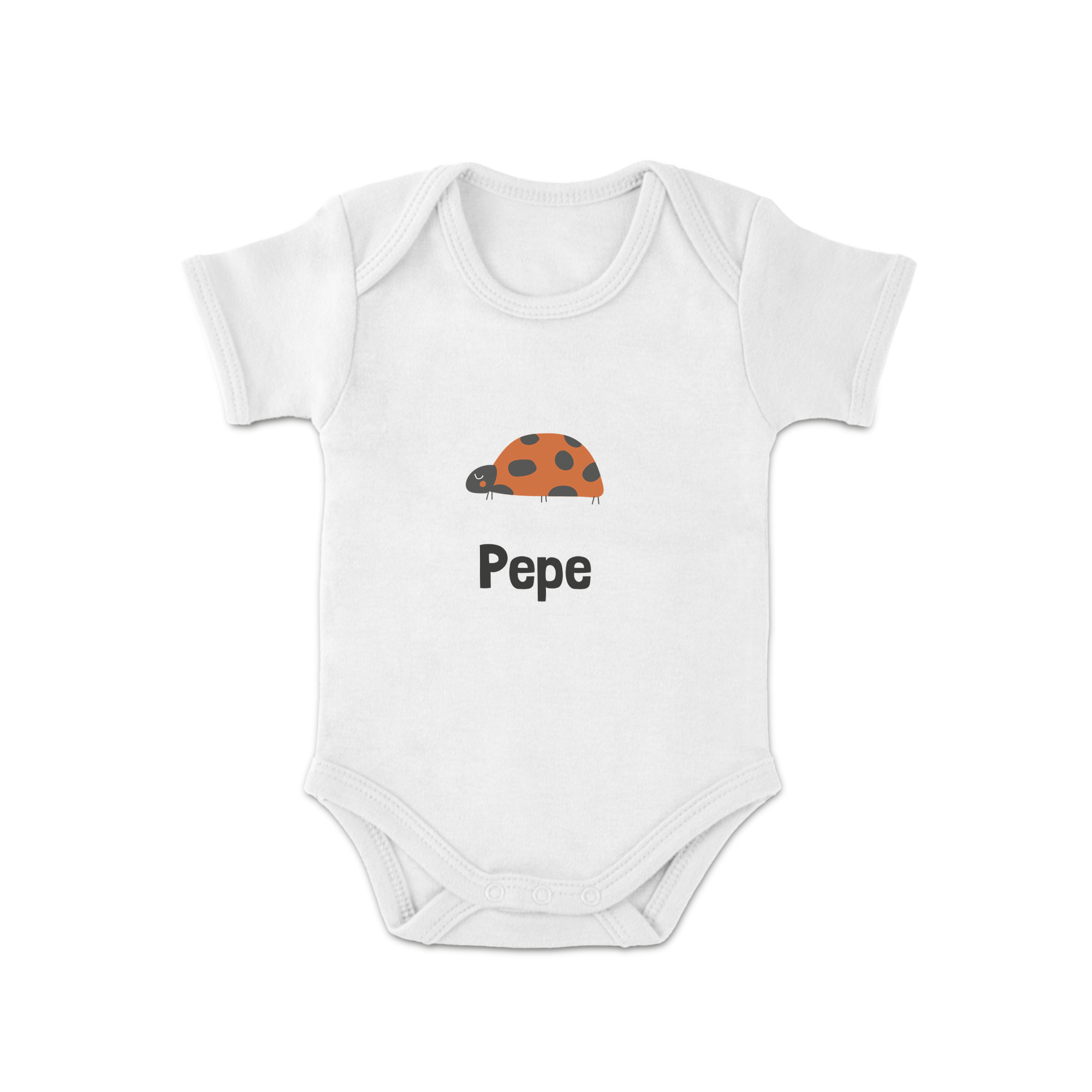 Weißer Babybody bedruckt mit einem Marienkäfer und dem Namen Pepe, um einen originellen Babybody zu gestalten.