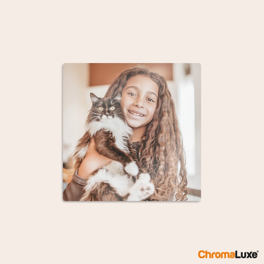 Amprente foto din aluminiu - alb (Chromaluxe) O fată zâmbitoare ținând o pisică imprimată pe o placă foto personalizată Chromaluxe din aluminiu, ce capturează amintirile preferate.