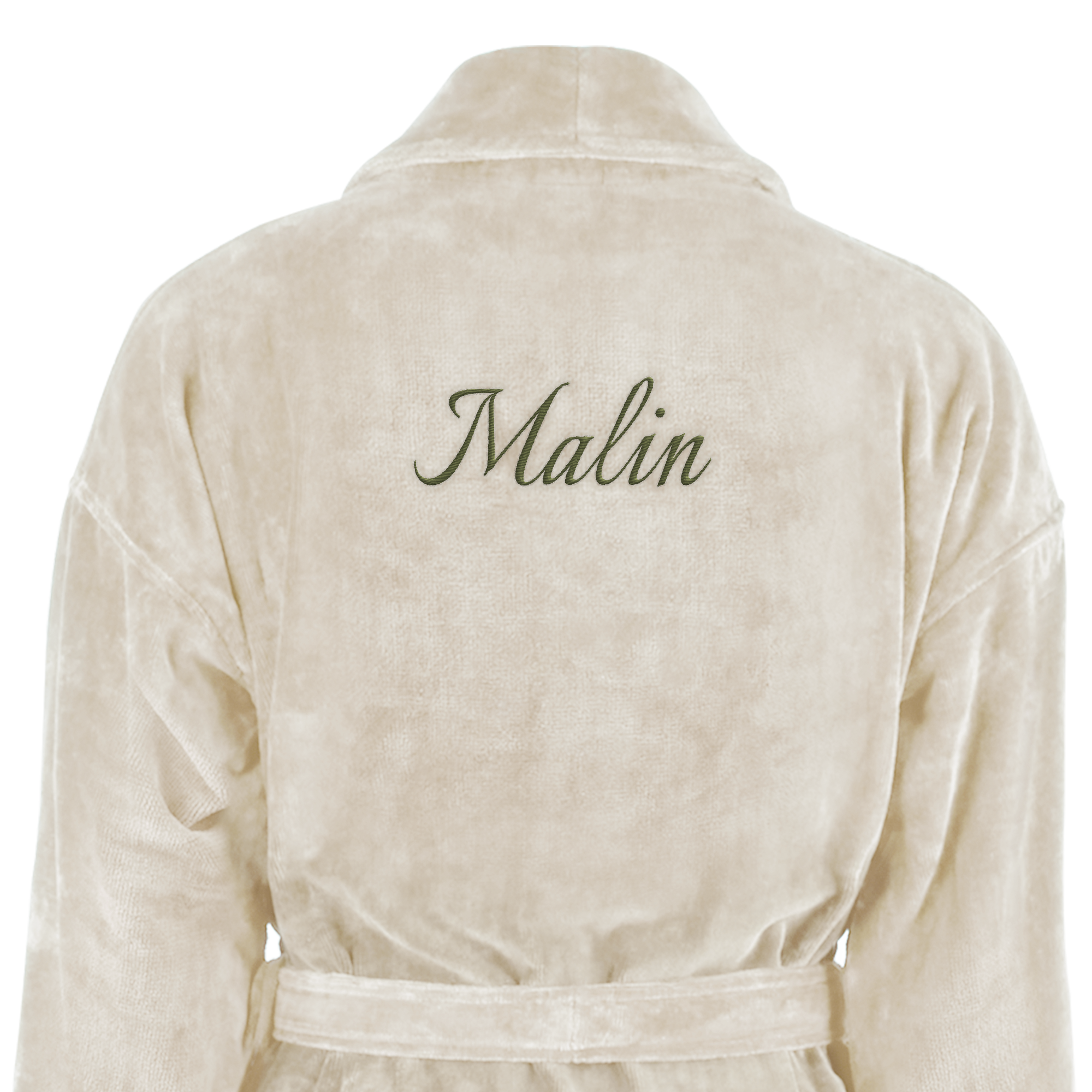 Myk, beige badekåpe brodert med navnet "Malin" i grønn skrift på ryggen.