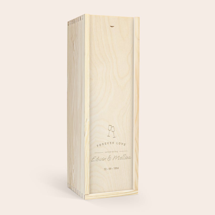Gepersonaliseerde wijnkist Houten kist gegraveerd met "Forever Love celebrating Edwin & Mellisa 12-09-1994" en twee wijnglazen.