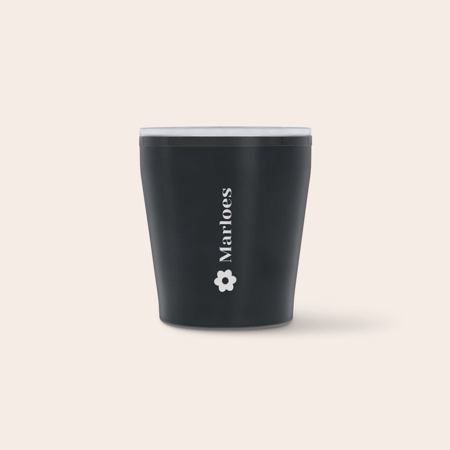Koffiebeker to go met naam en/of tekst Zwarte gepersonaliseerde koffiebeker to go met de naam Marloes en bloem geprint.