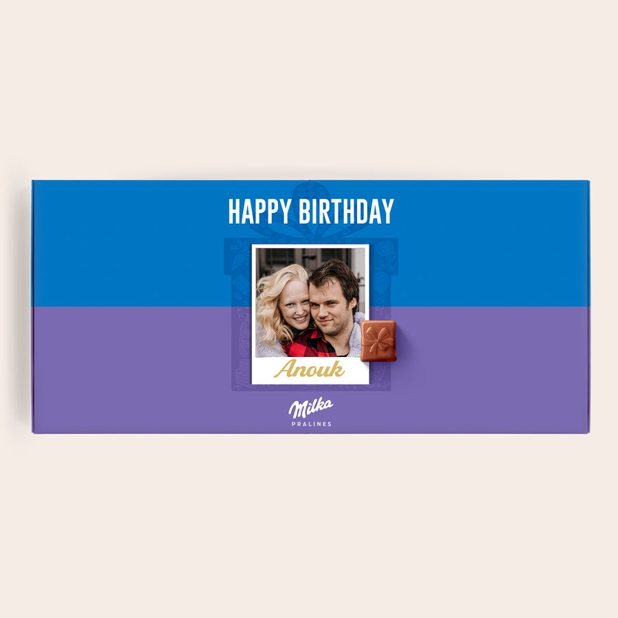 Milka Pralines Happy Birthday Milka chocolade cadeau: blauw-paarse geschenkdoos met gepersonaliseerde foto, naam Anouk en tekst Happy Birthday, met Milka praline ernaast