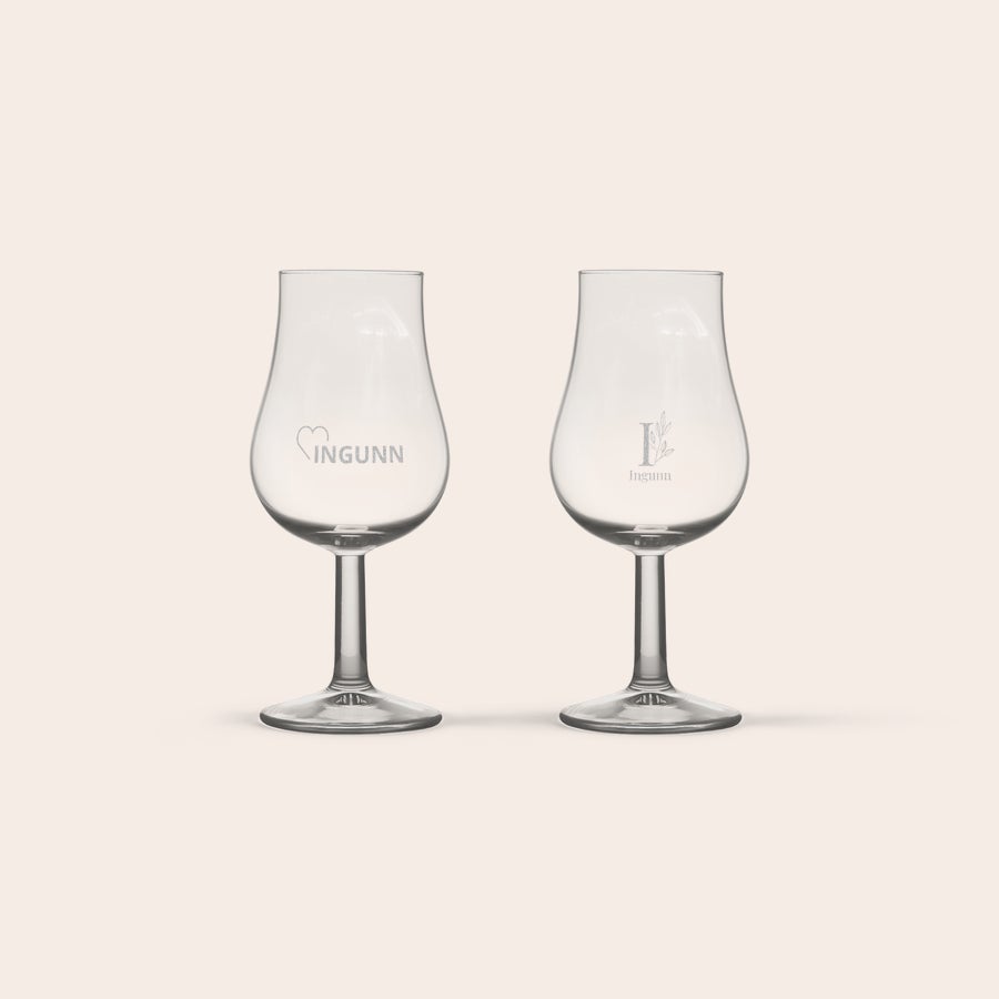Personlig portvinsglass med navn To graverte portvinsglass, ett med hjertedesign og navn "Ingunn", det andre med blad-initial og navn.