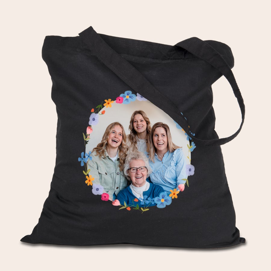 Bolsa de algodón personalizada Bolsa de tela negra personalizada con una foto familiar impresa dentro de un marco de flores.