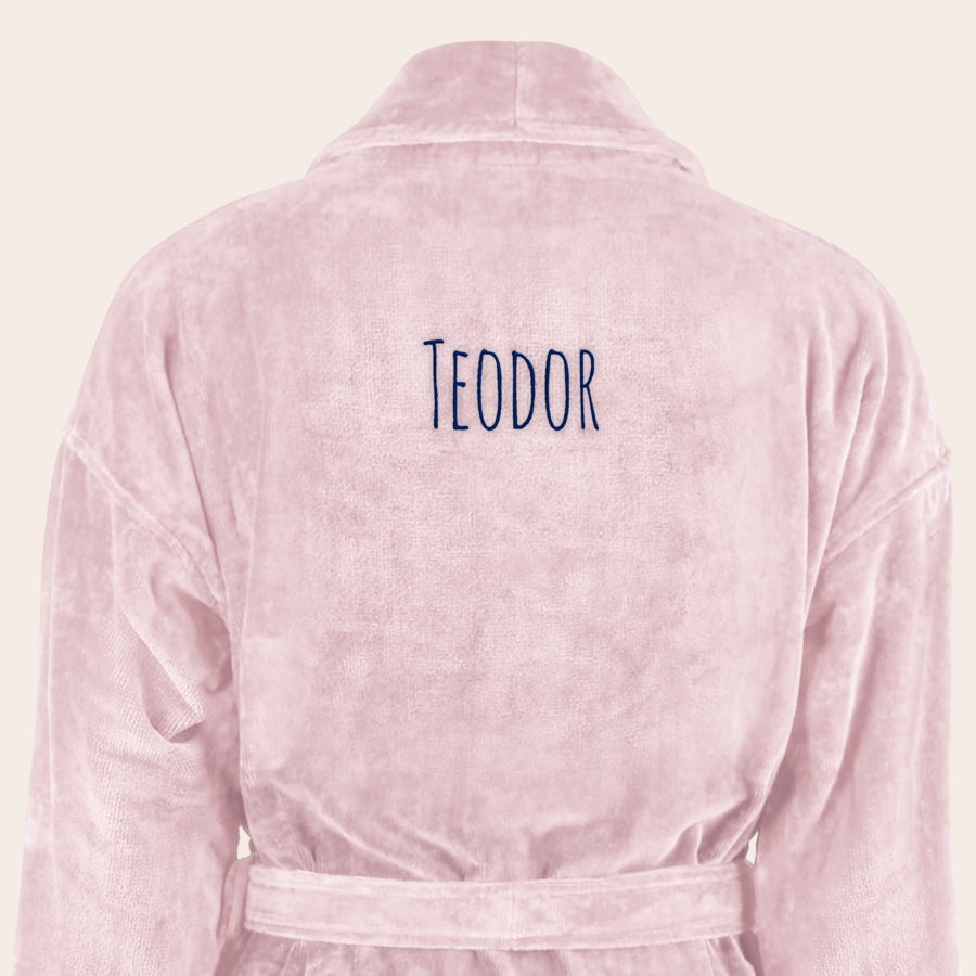Badrock Herr med namn Rosa morgonrock broderad med namnet TEODOR på ryggen.