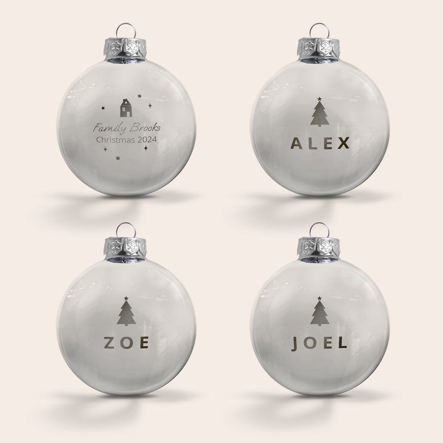 Sticlă din sticlă cu nume Patru globuri de Crăciun din sticlă, gravate cu nume precum "Family Brooks Christmas 2024", "Alex", "Zoe" și "Joel".