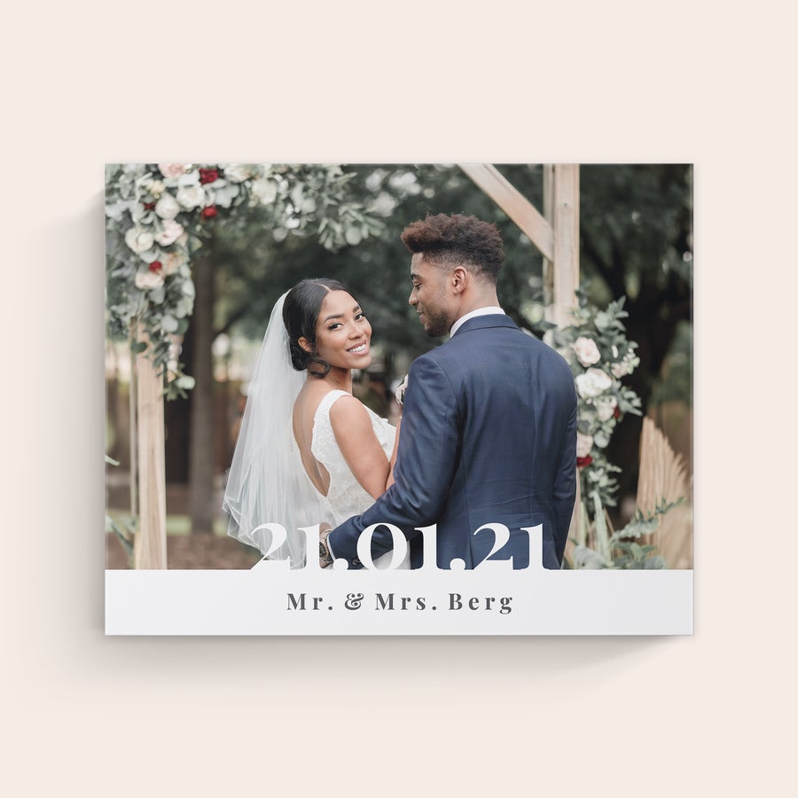 Lerretsbilde Personlig tilpasset lerretsbilde trykt med et brudeparbilde og datoen 21.01.21, samt navnene Mr. & Mrs. Berg.