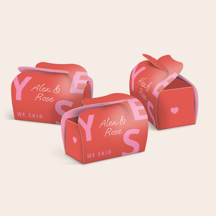 Personalisierte Mini-Toblerone-Mehrfachpackung als Geschenk Personalisierte Schachteln in Rot und Pink, bedruckt mit "Alex & Rose WE SAID YES" und Herzen, für kleine Momente der Freude.