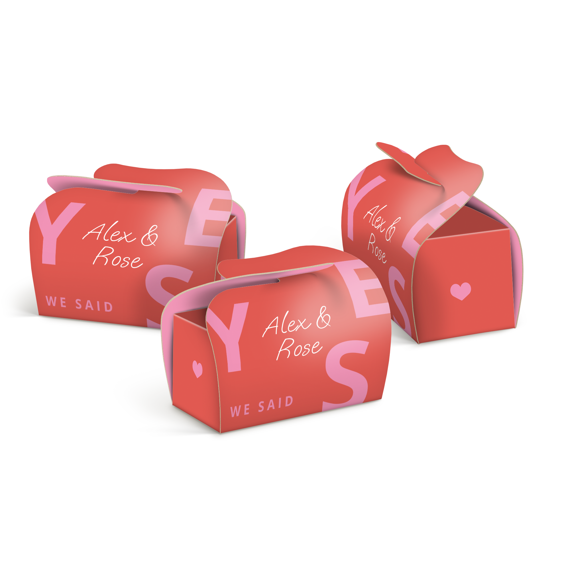 Červené krabičky na mini Toblerone s potlačou "Alex & Rose", "WE SAID YES" a malým ružovým srdiečkom, vytvorte si malé chvíle radosti so svojím jedinečným dizajnom.