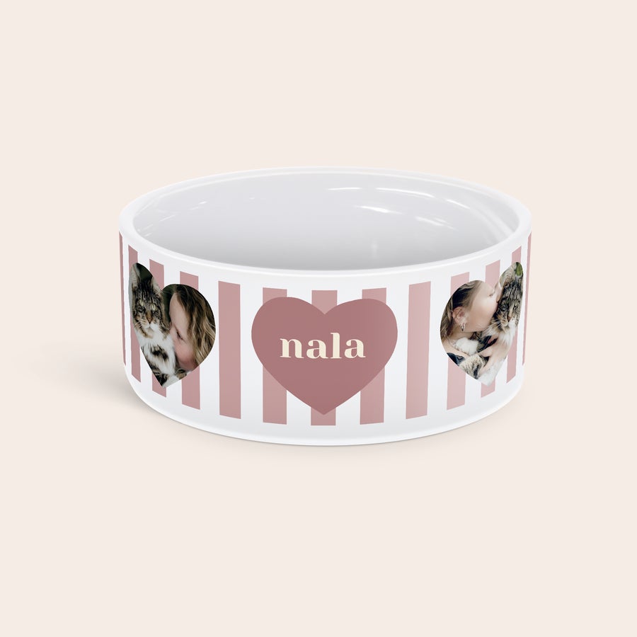 Comedero personalizado para mascotas Cuenco de cerámica blanco para mascotas impreso con rayas rosadas, nombre "nala" en un corazón y fotos de gato y niña.