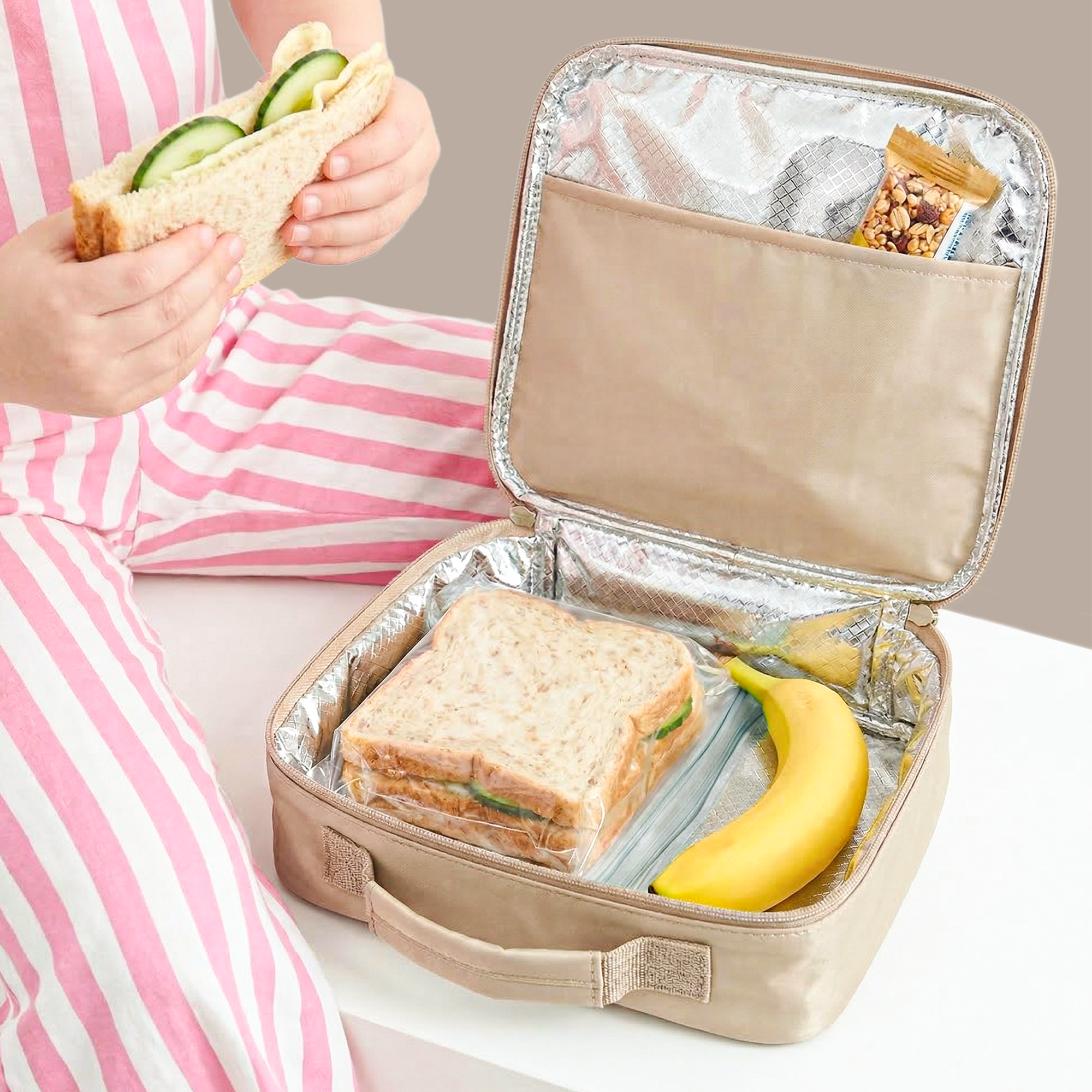 Personalisierte Kühltasche - Beige, geöffnet mit Sandwich und Banane, ideal für individuelle Gestaltung durch Bestickung oder Druck.