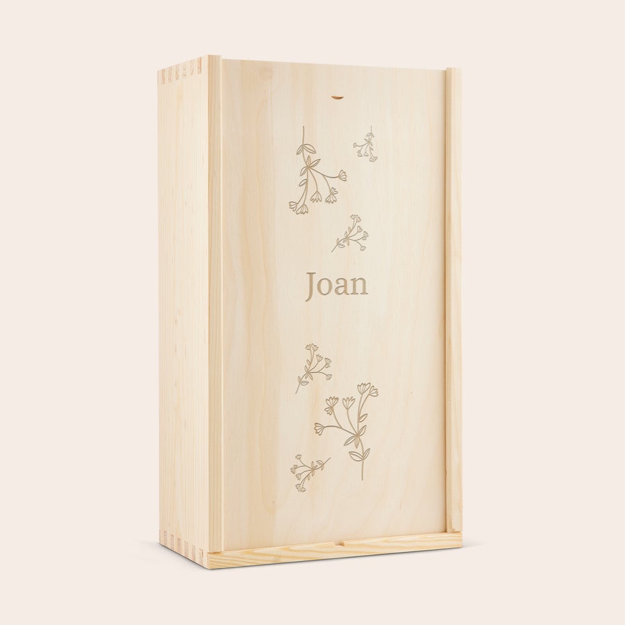 Whisky Gentleman Jack Bourbon personalizado Caja de madera con nombre "Joan" y diseño floral grabados, ideal para personalizar una botella de whisky.