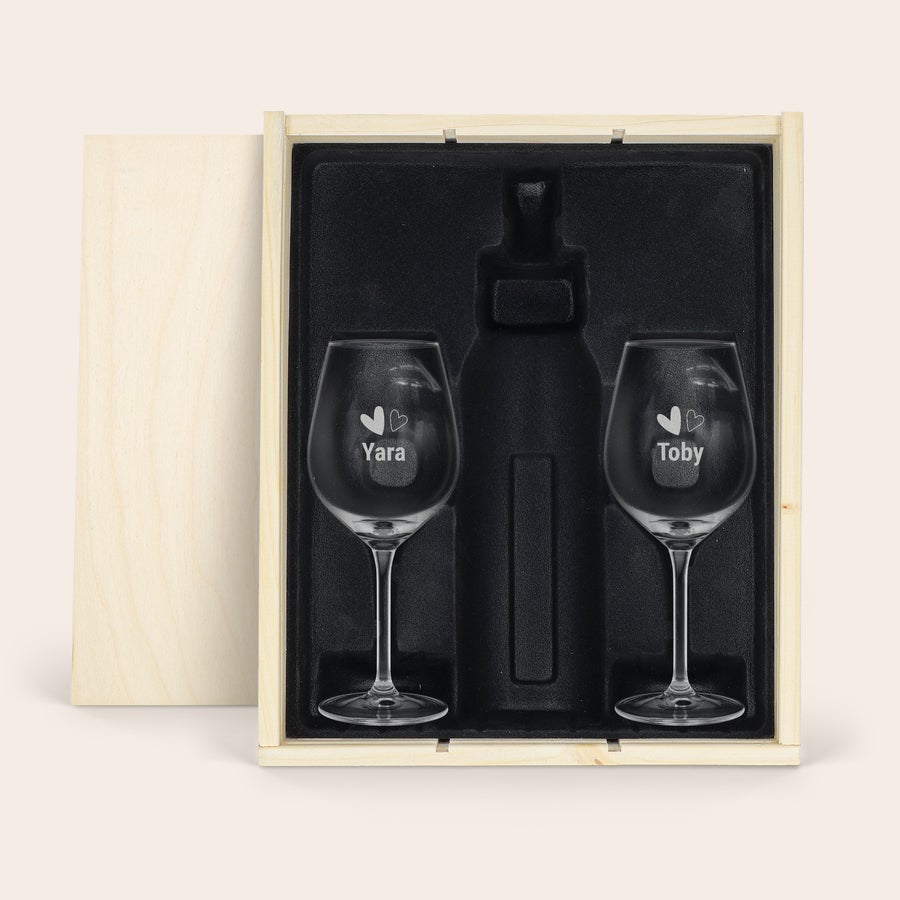 Valigetta in legno personalizzata Confezione in legno chiaro con due bicchieri da vino incisi con nomi e cuori, ideale per gustare il tuo vino.