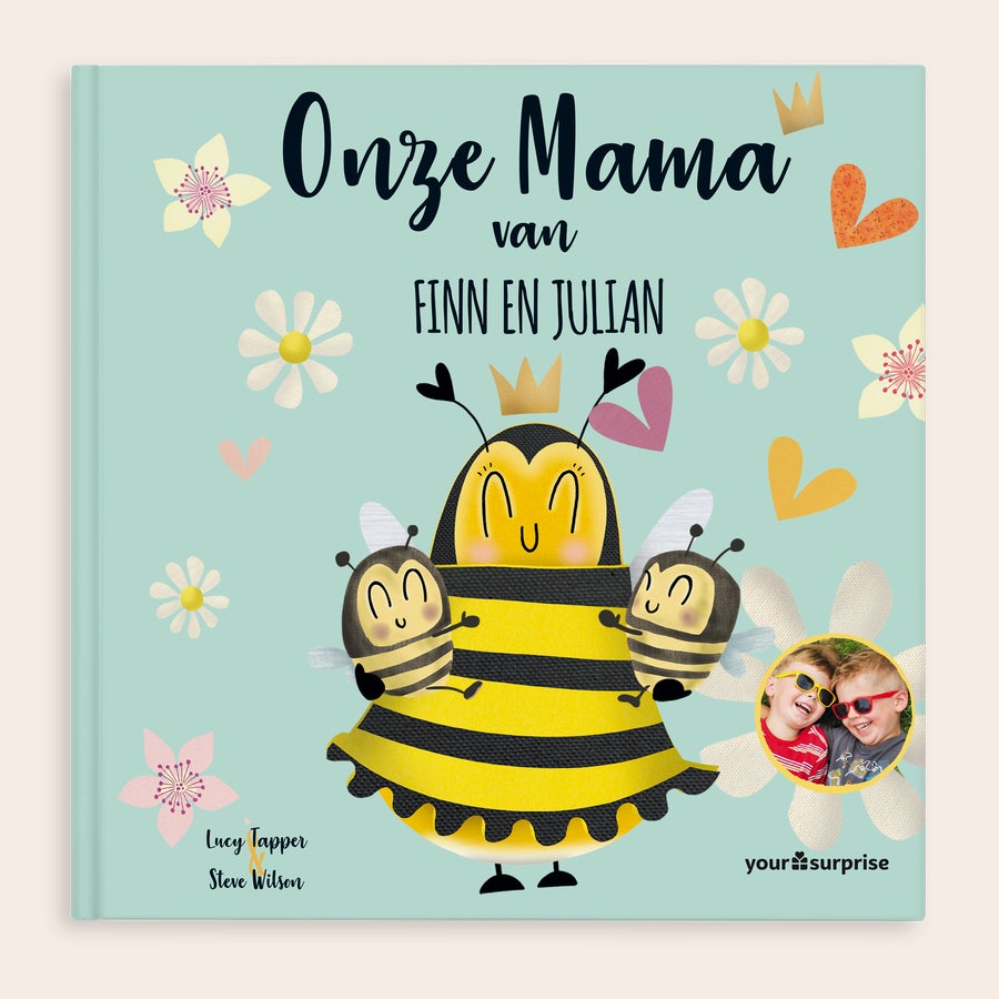 Onze mama - Boek voor mama Kinderboek Onze Mama, gepersonaliseerd met namen 'Finn en Julian' en een foto van twee lachende jongens, toont hoeveel jouw mama voor je betekent