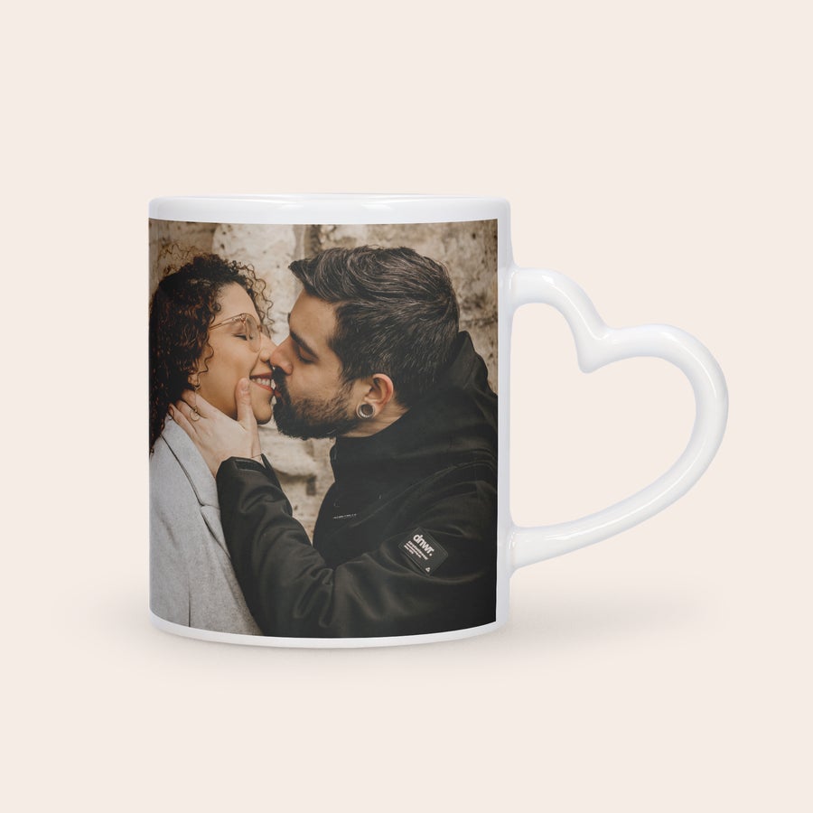 Foto cană - Inimă Cană albă cu mâner inimă, personalizată cu fotografia unui cuplu, ideală pentru a oferi o cană cu poza și textul în dar.