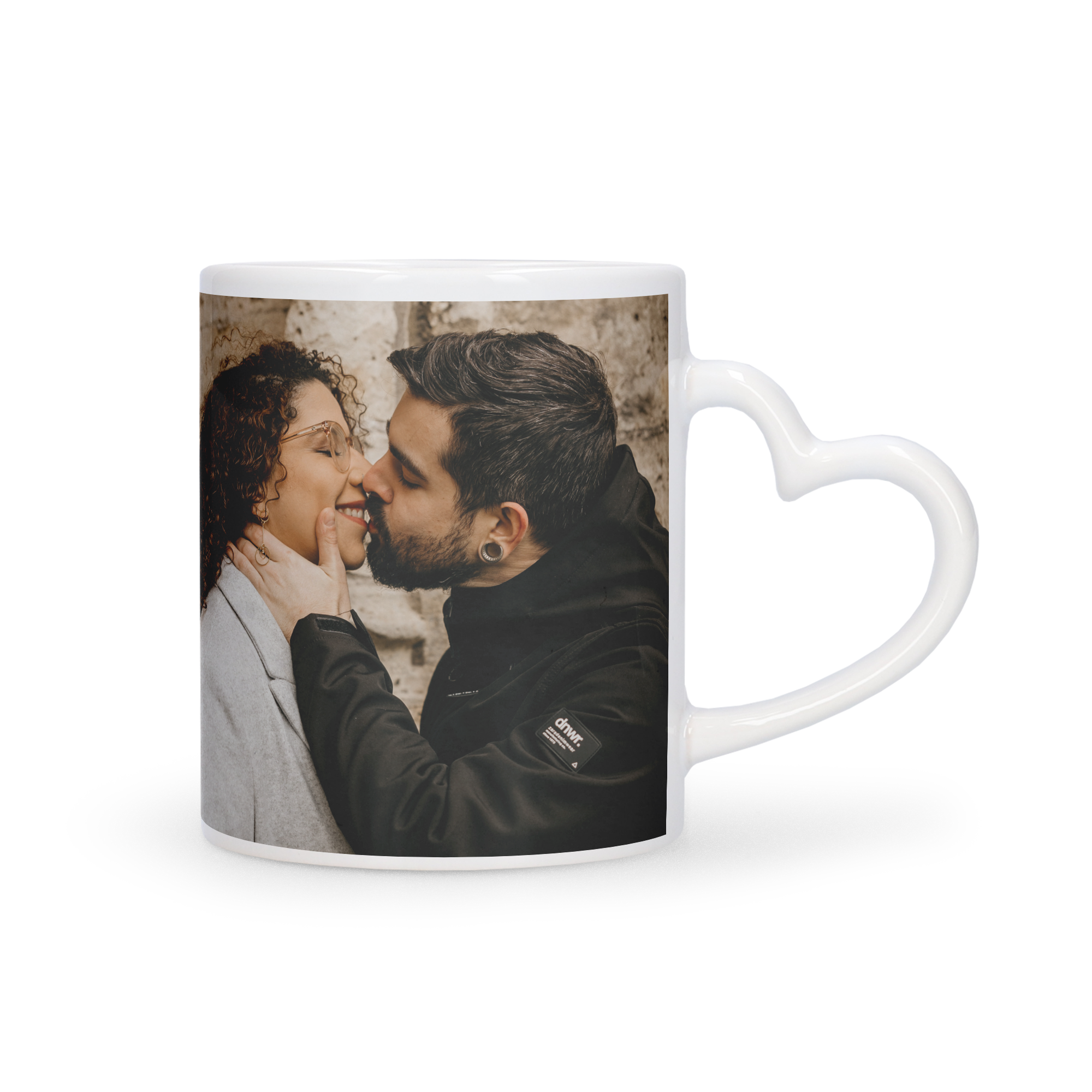Tazza bianca col manico a forma di cuore con una foto stampata di una coppia che si bacia, tazza personalizzata con foto