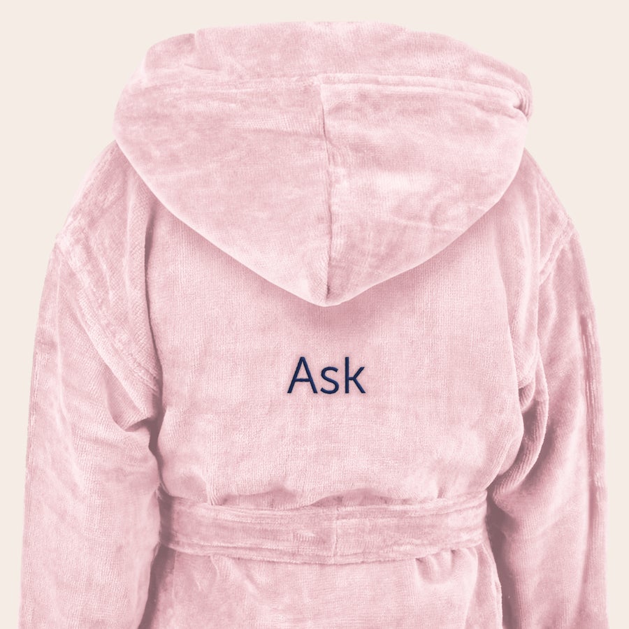 Badekåpe - barn Rosa barnebadekåpe i frotté med hette, brodert med navnet Ask i mørkeblå skrift på ryggen.