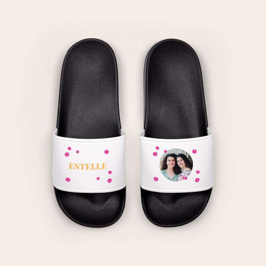 Claquettes personnalisées Claquettes personnalisées avec une photo imprimée et le prénom Estelle sur un fond de petites fleurs roses.