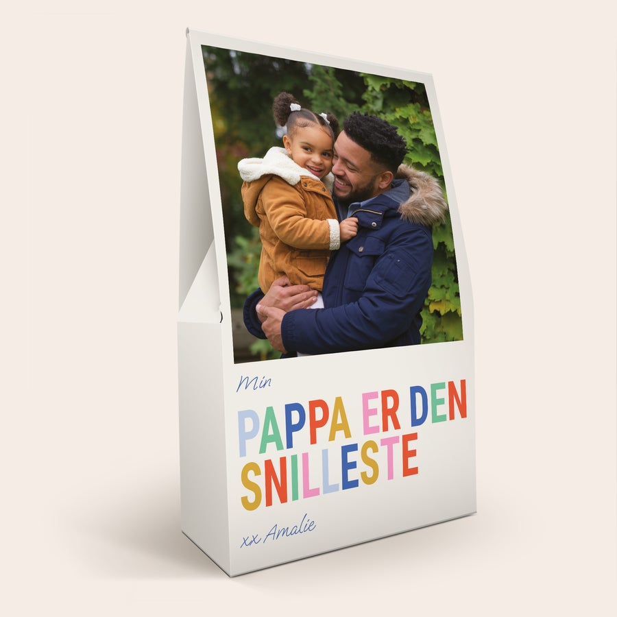 Lindt gaveeske med 1 kg sjokolade Gaveeske med 1 kg Lindor-sjokolade, trykt med bilde av far og datter og teksten Min pappa er den snilleste xx Amalie