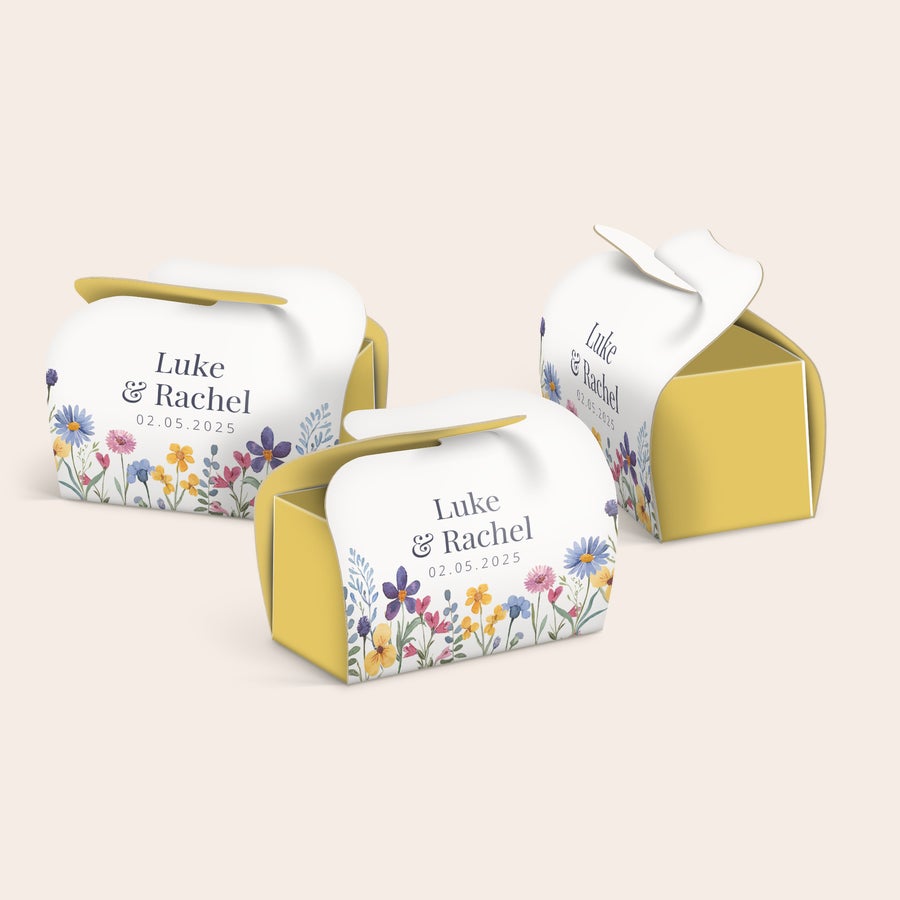 Favores personalizados em embalagens múltiplas de mini Toblerone Caixinhas personalizadas com nomes Luke e Rachel, data 02.05.2025 e estampa de flores, crie pequenos momentos de alegria com seu design exclusivo.