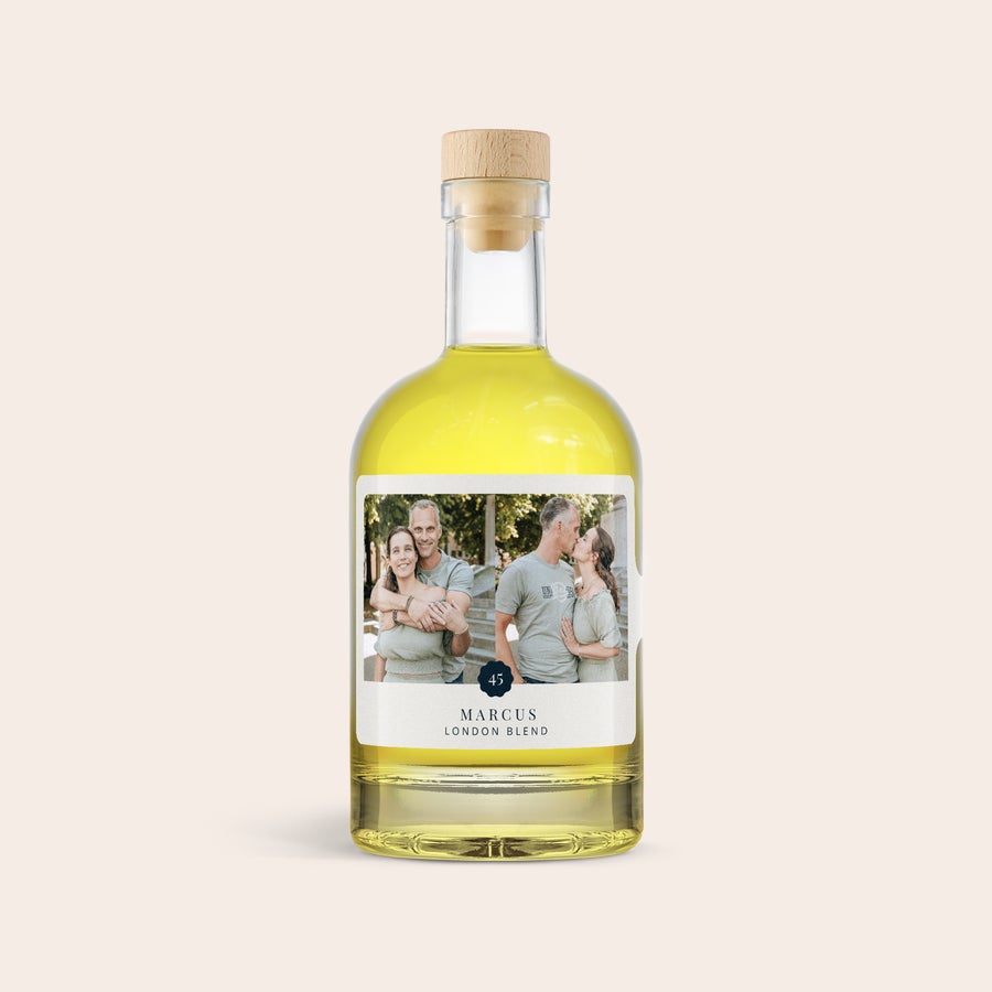 Personalizované limoncello - YourSurprise Fľaša Limoncella s vlastnou etiketou, potlačenou fotografiou páru a textom Marcus London Blend.