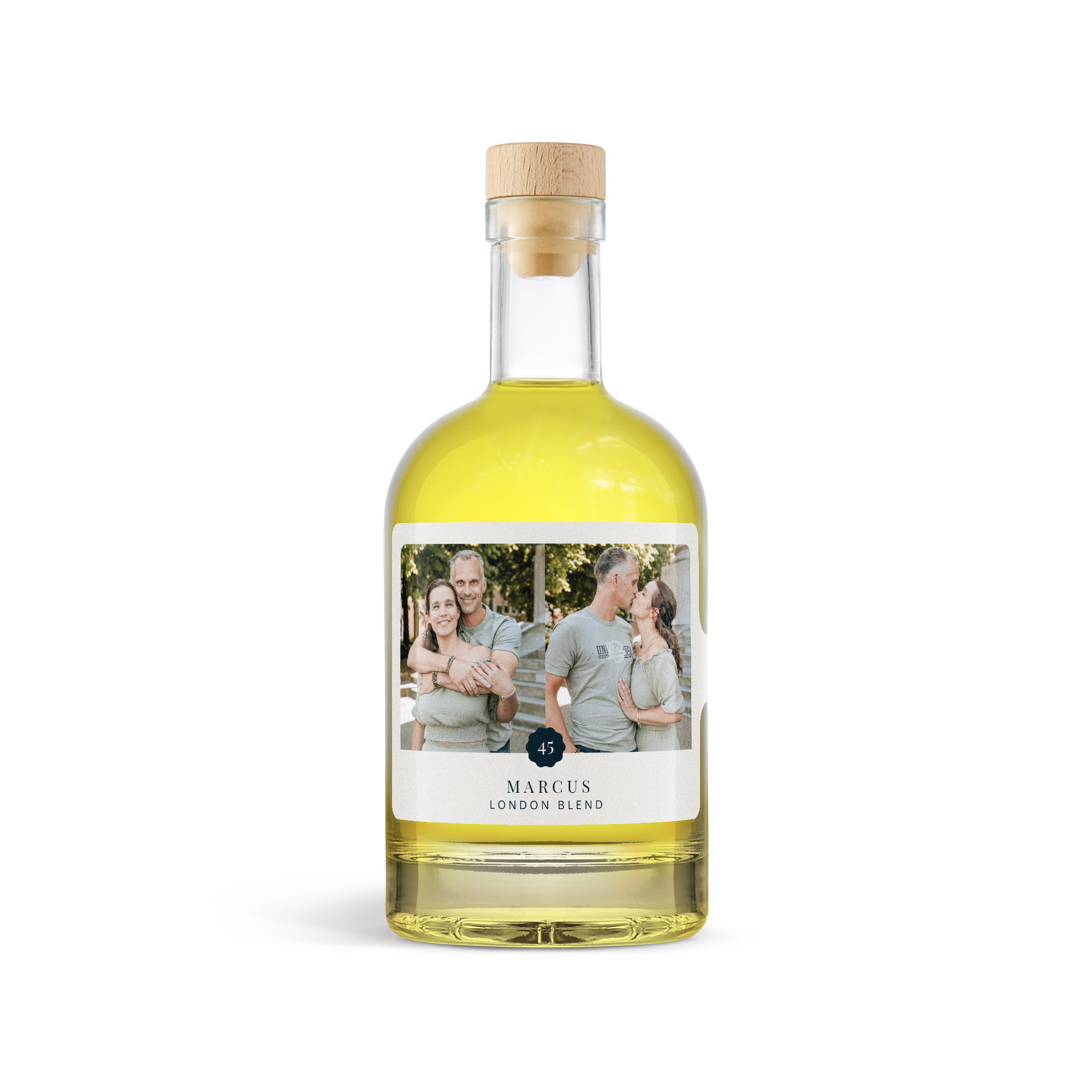 Garrafa de Limoncello com rótulo impresso com uma foto do casal e texto "MARCUS LONDON BLEND" para surpreender