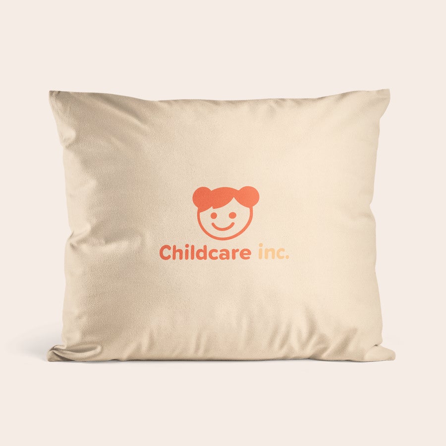 Tyyny omalla kuvalla Beige yksilöllinen tyynynpäällinen painettuna oranssilla Childcare inc. -logolla, muuta mikä tahansa tila kauniisti yksilöllisellä tyynynpäällisellä.
