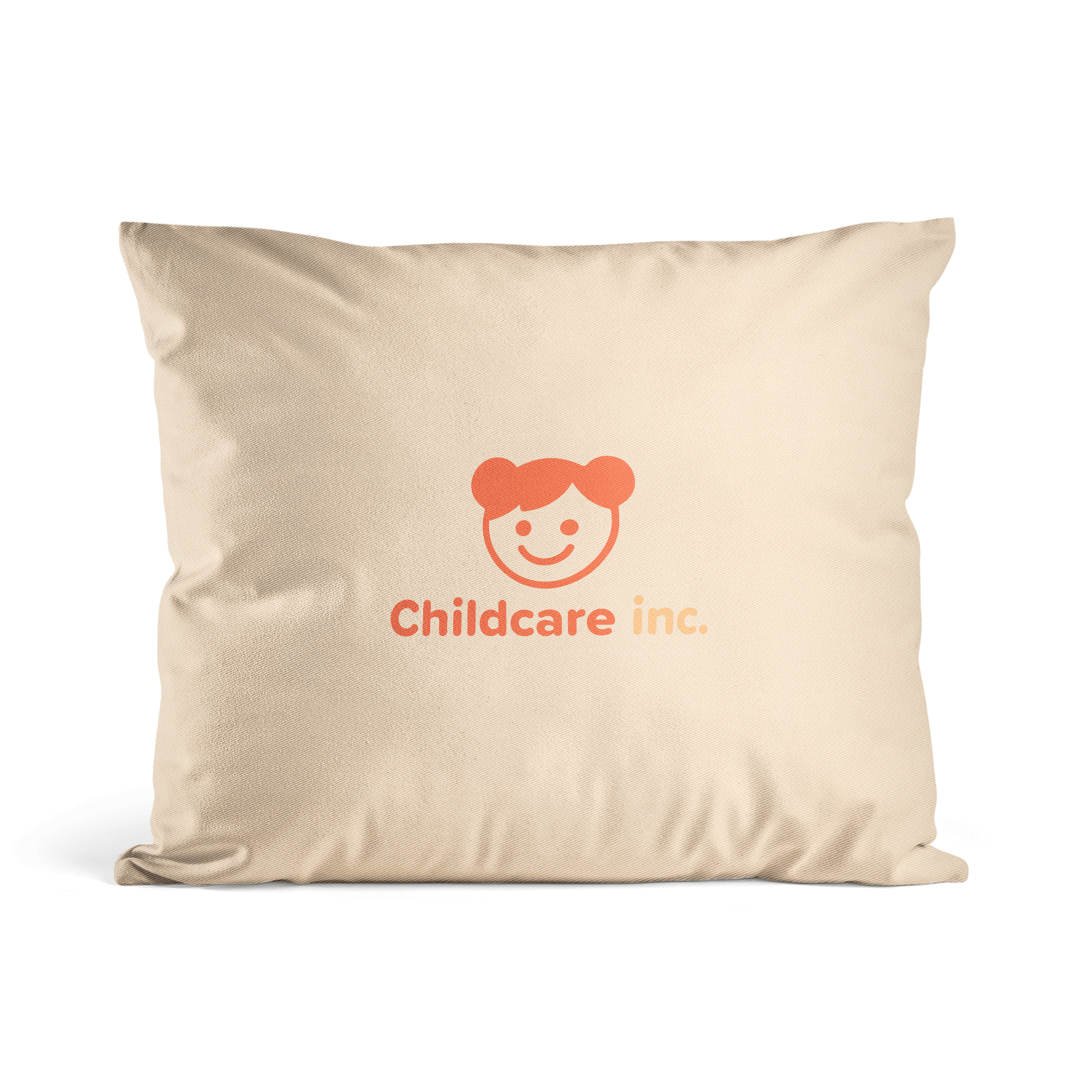 Beige tyyny painatuksella Childcare inc -logolla, joka muuttaa minkä tahansa tilan kauniisti yksilöllisellä tyynyllä