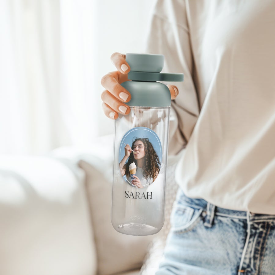 Sticle Mepal Vita Sticlă de apă Mepal personalizată cu o fotografie circulară a unei femei și numele SARAH, imprimată.