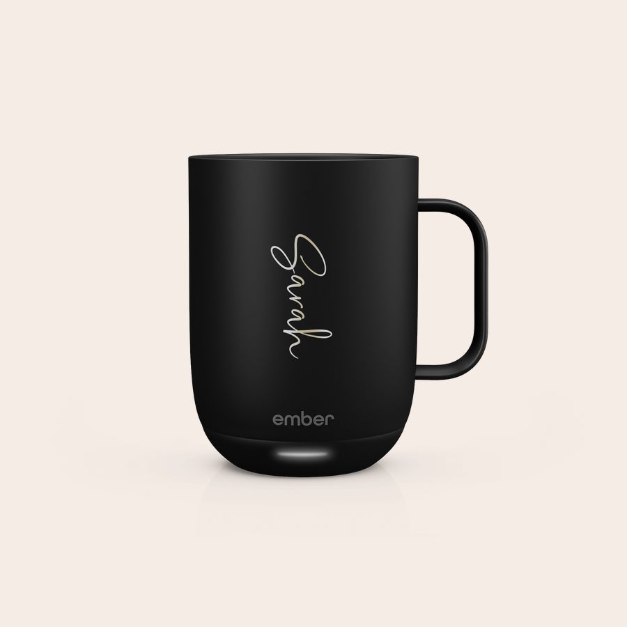 Ember Smart Control Mug Svart personlig Ember Control Cup lasergravert med navnet Sarah for å nyte hver slurk.