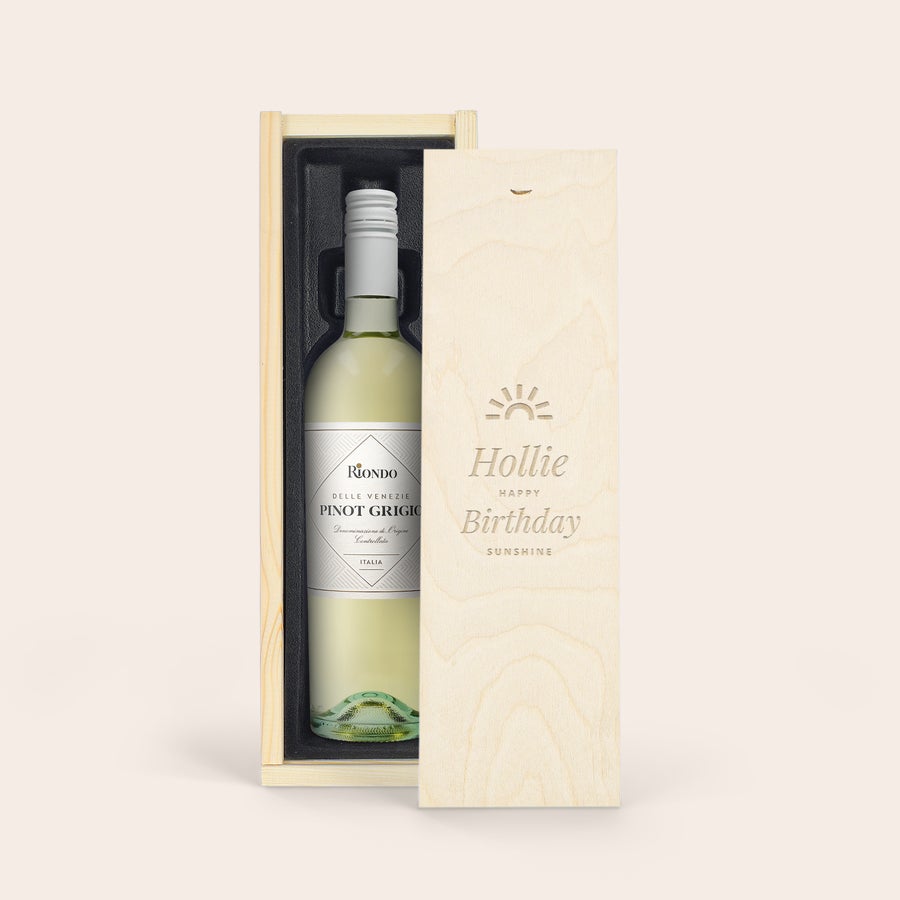 Personalizowane wino Riondo Pinot Grigio Butelka białego wina Riondo Pinot Grigio w drewnianej skrzynce z wygrawerowanym imieniem Hollie i napisem Happy Birthday
